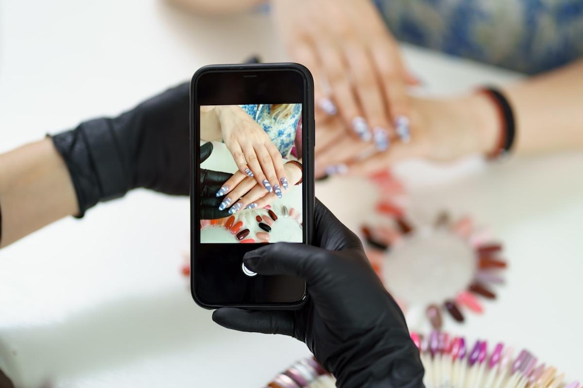 womans-hand-taking-picture-of-her-friend-new-manic-2024-10-18-04-58-00-utc.jpg