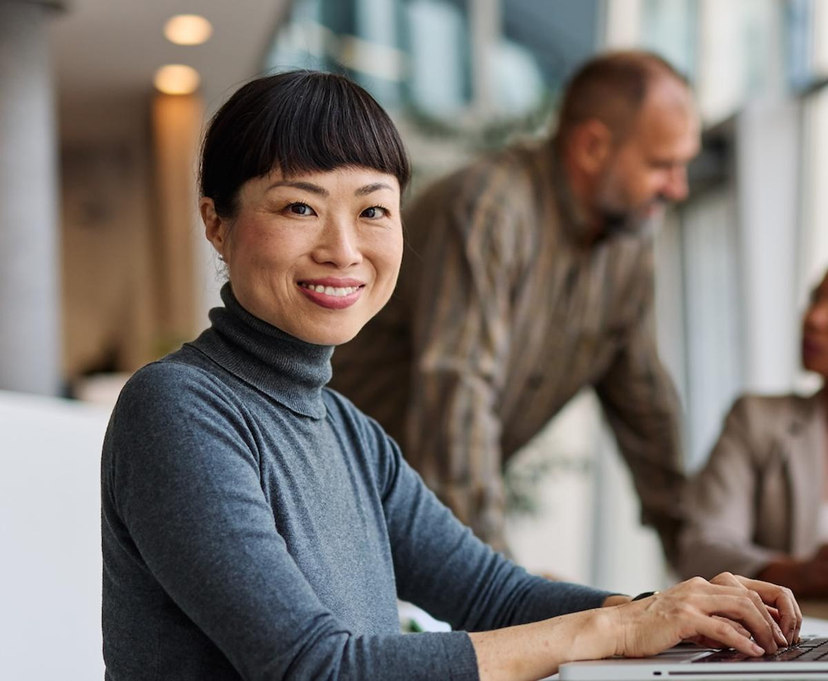 young-business-people-working-in-the-office-2025-10-28-19-13-38-utc.jpg