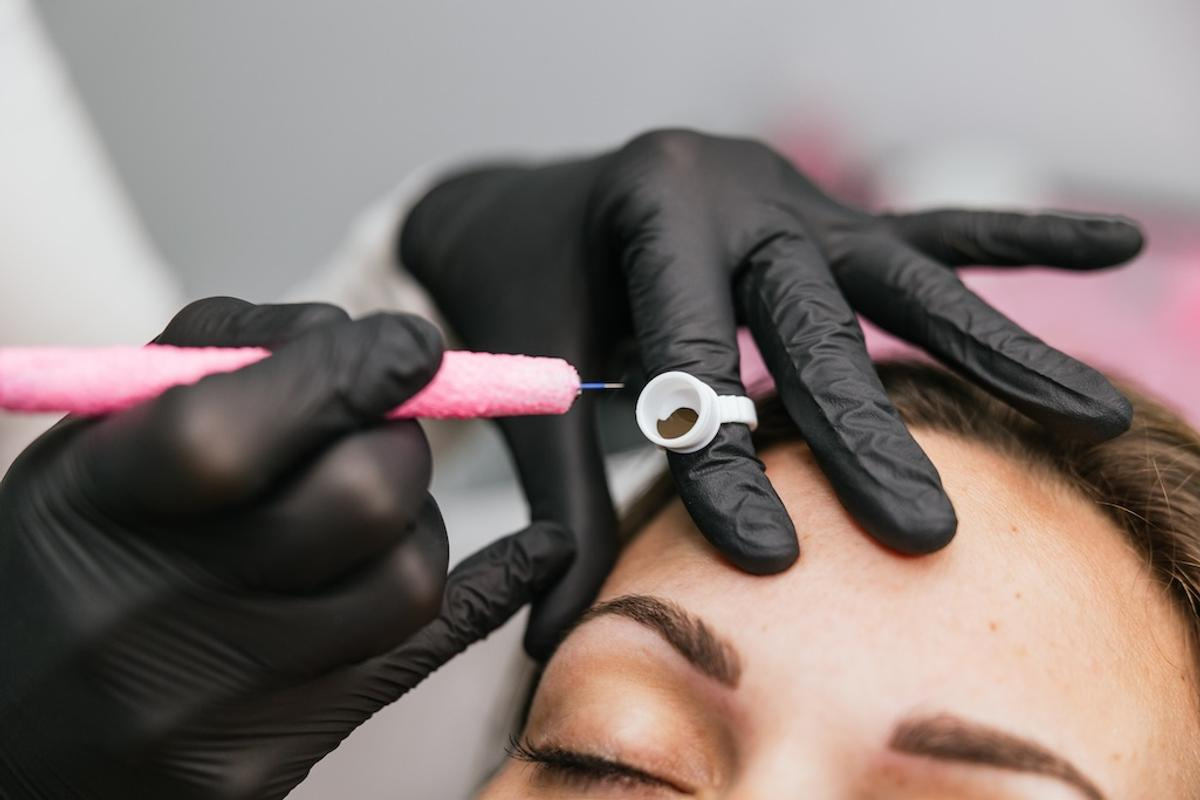 microblading-brow-mapping-in-progress