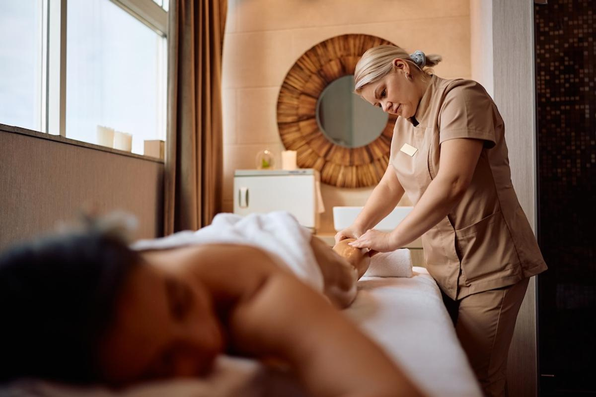 spa-masseuse-massaging-leg-of-a-woman-during-a-rel-2026-01-09-11-51-58-utc.jpg