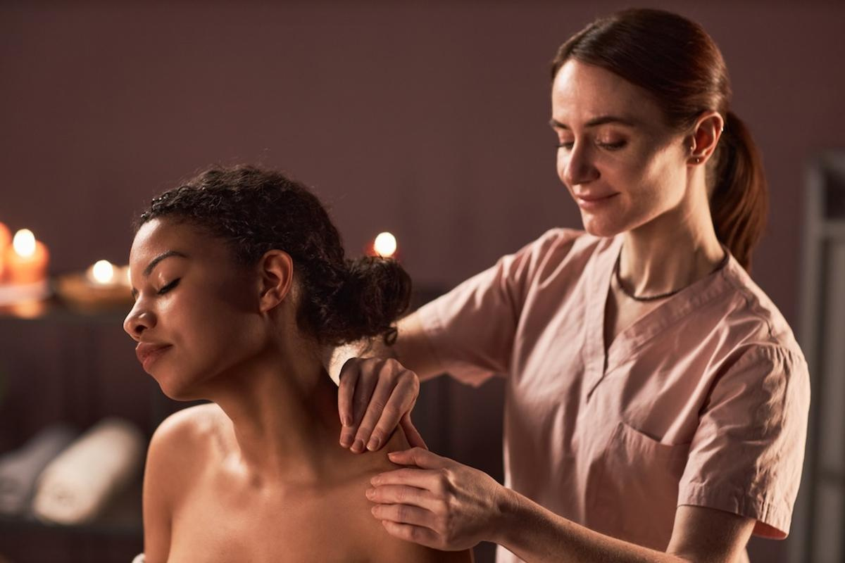 masseuse-kneading-shoulders-2026-01-08-06-45-26-utc.jpg