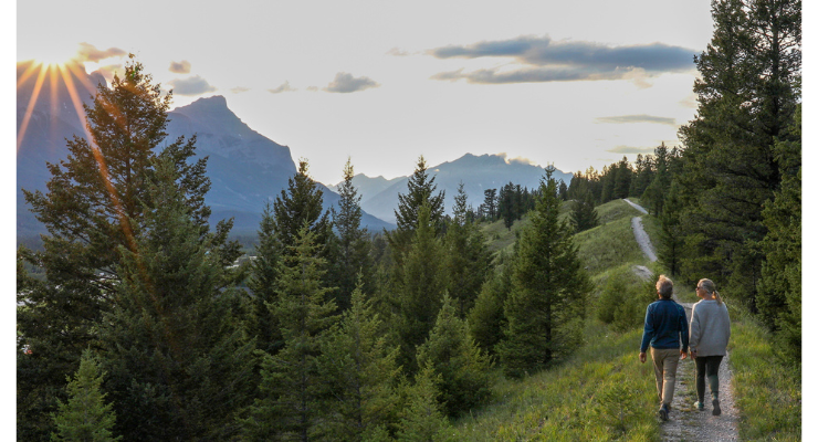 couple-hike-ridge-wide-crop.png