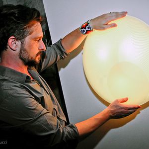 Marko Brajovic e a luminárias Luna