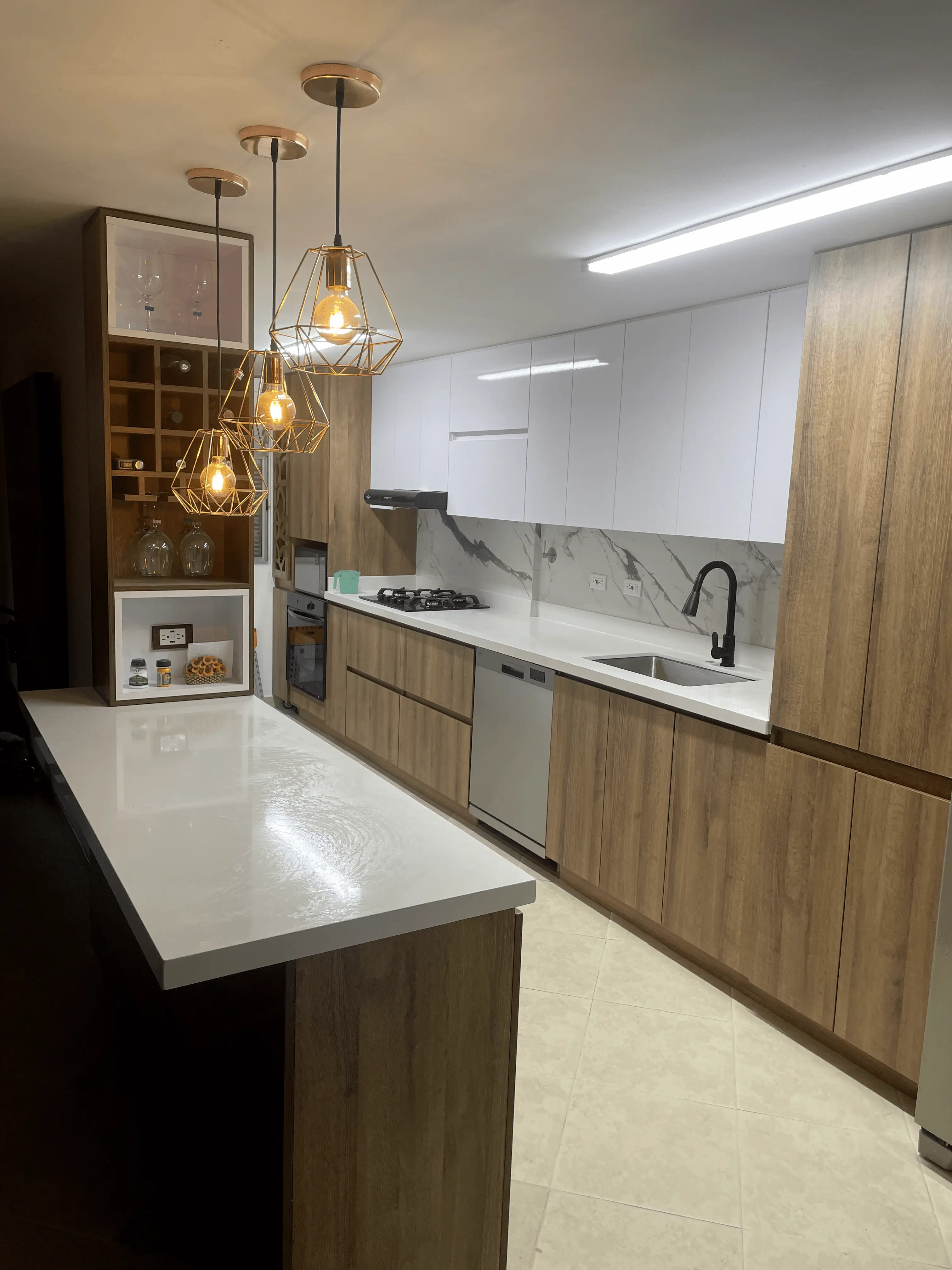 Cocina Lineal con isla en Altos del Poblado