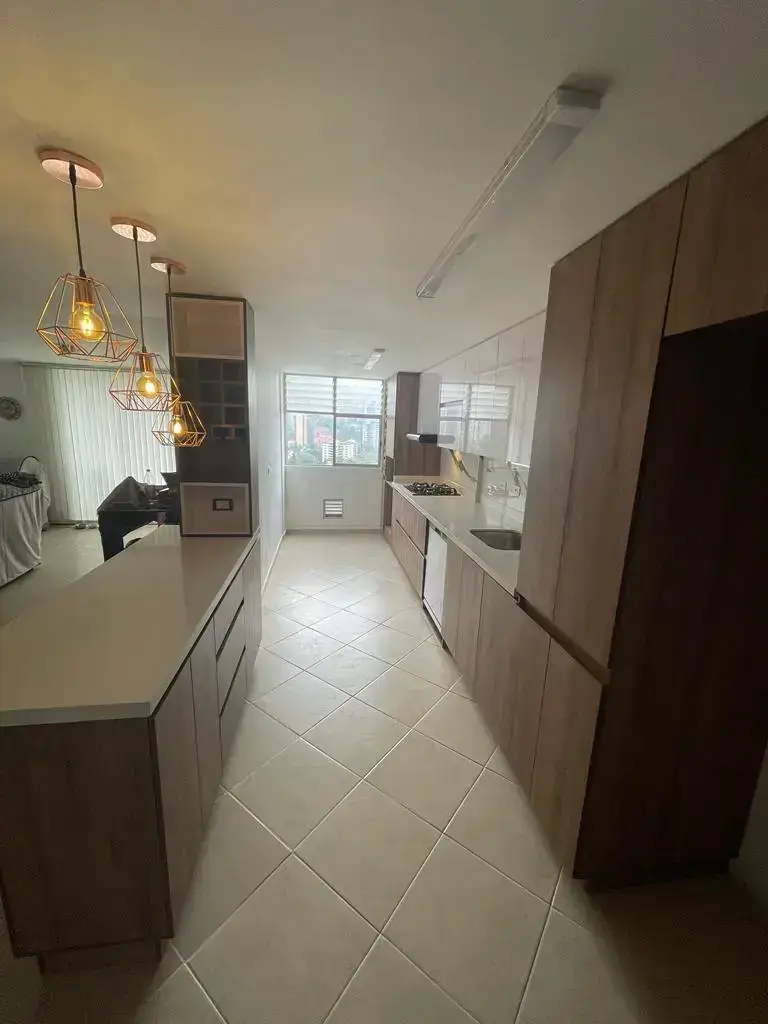 Cocina Lineal con isla en Altos del Poblado 5 - Comfort Design Medellín