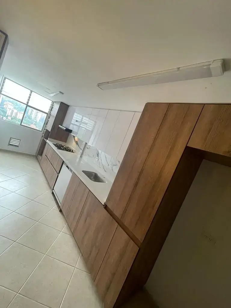 Cocina Lineal con isla en Altos del Poblado 7 - Comfort Design Medellín