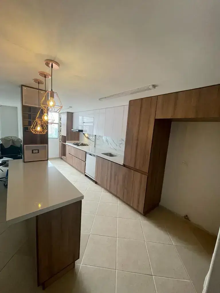 Cocina Lineal con isla en Altos del Poblado 4 - Comfort Design Medellín