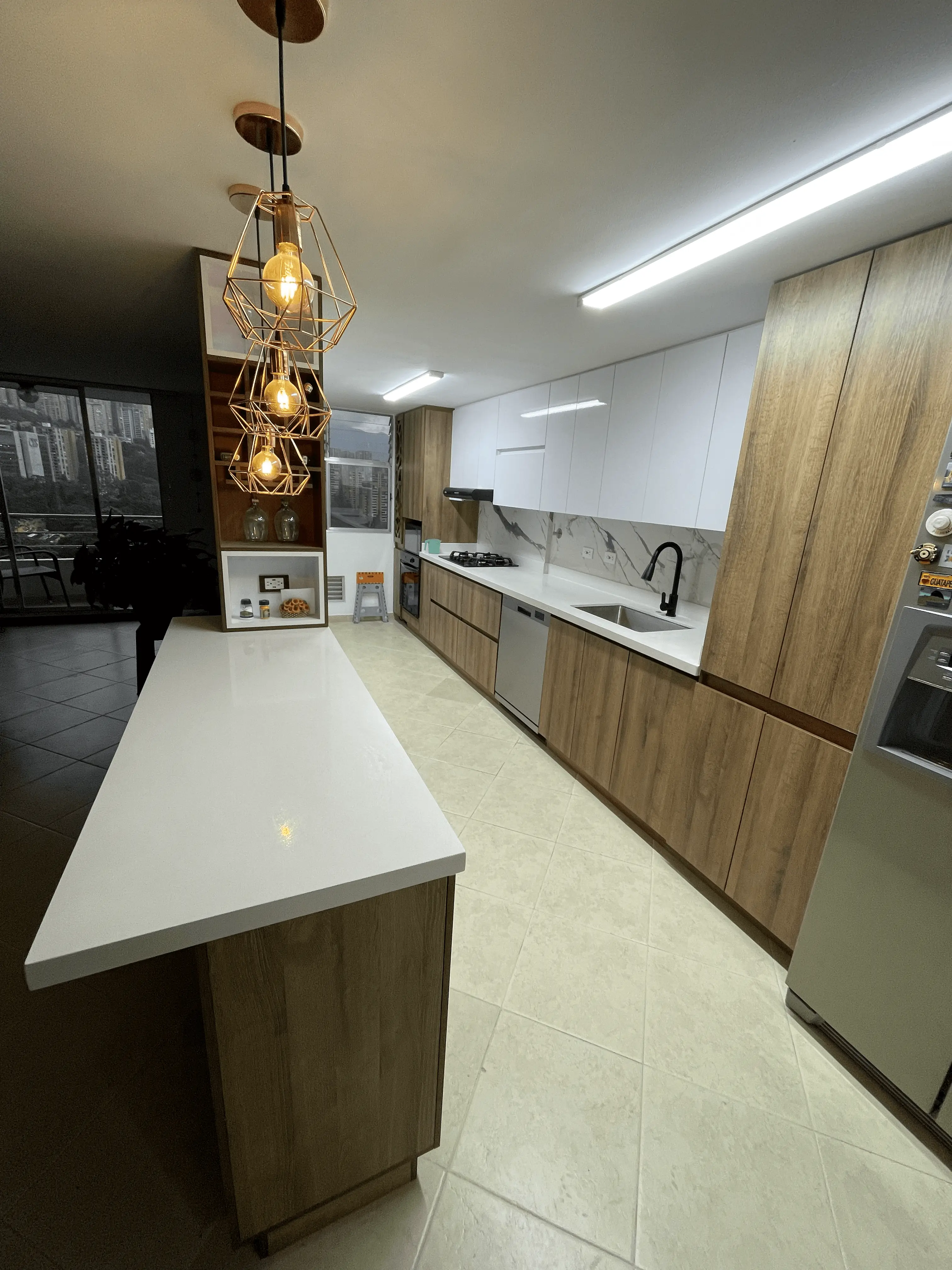 Cocina Lineal con isla en Altos del Poblado 3 - Comfort Design Medellín