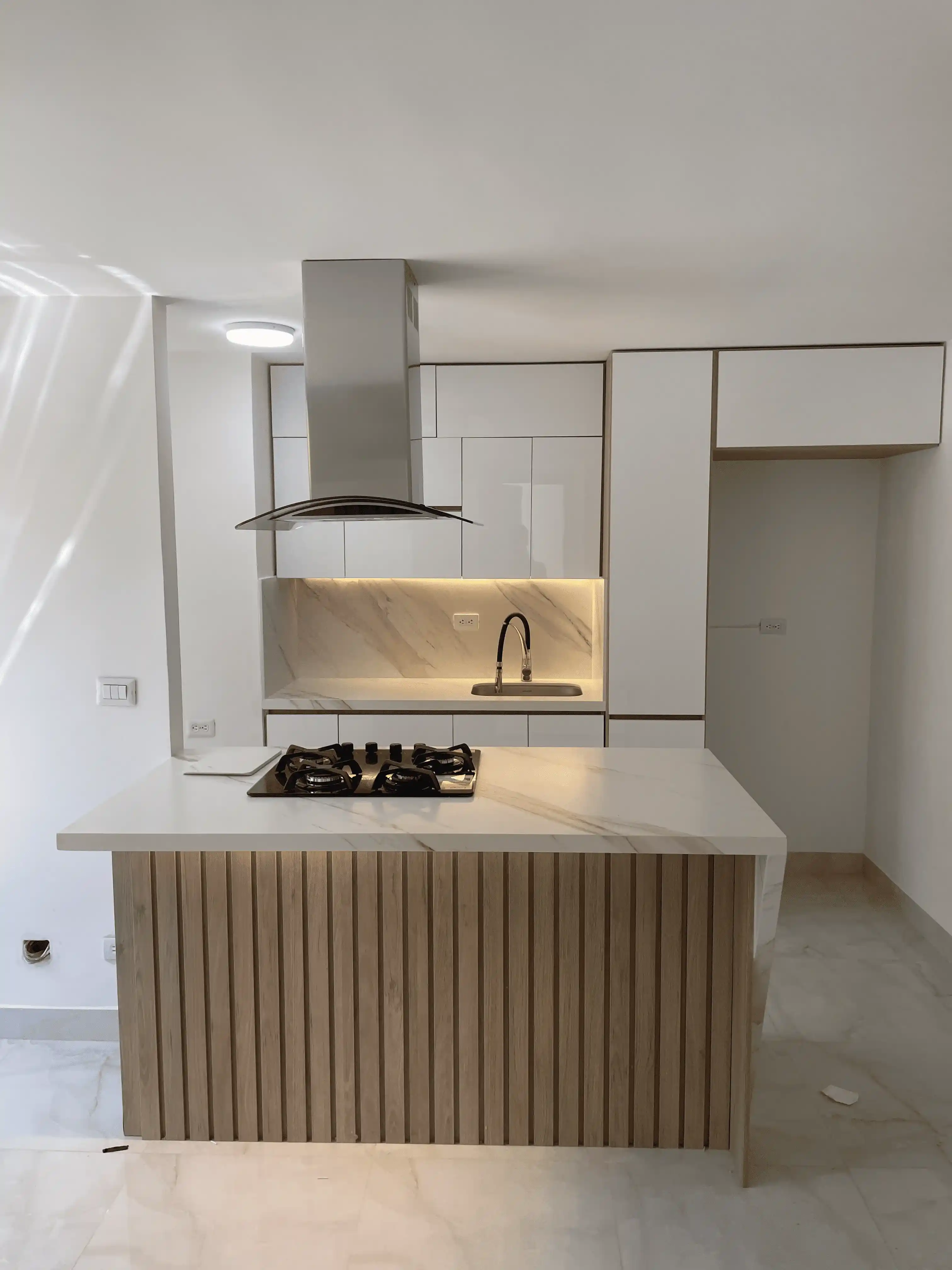 Materialización de cocina con Hygloss blanco