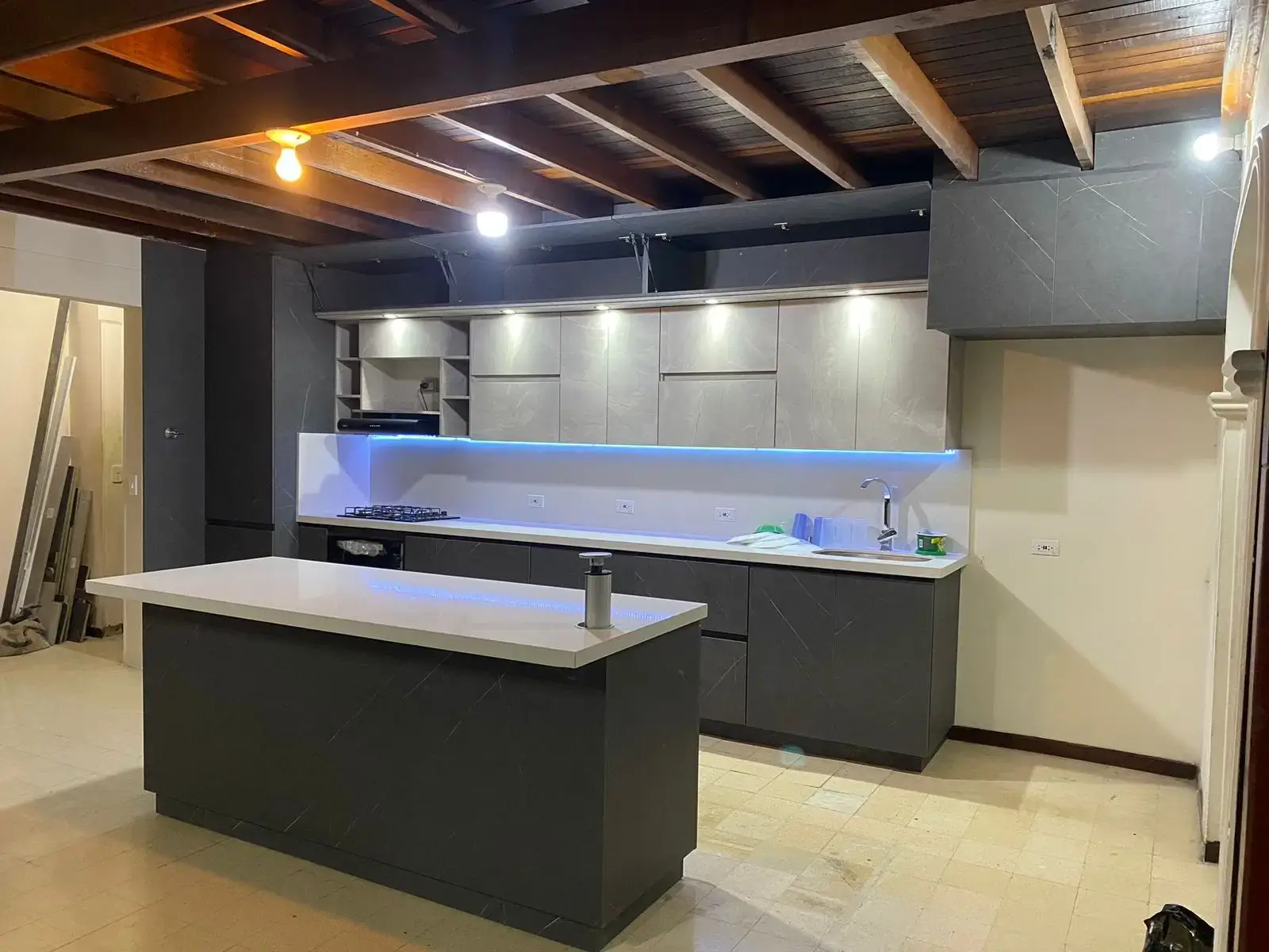 Cocina con isla central 10 - Comfort Design Medellín