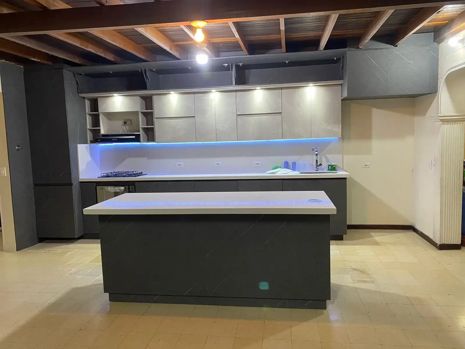 Cocina con isla central 11 - Comfort Design Medellín