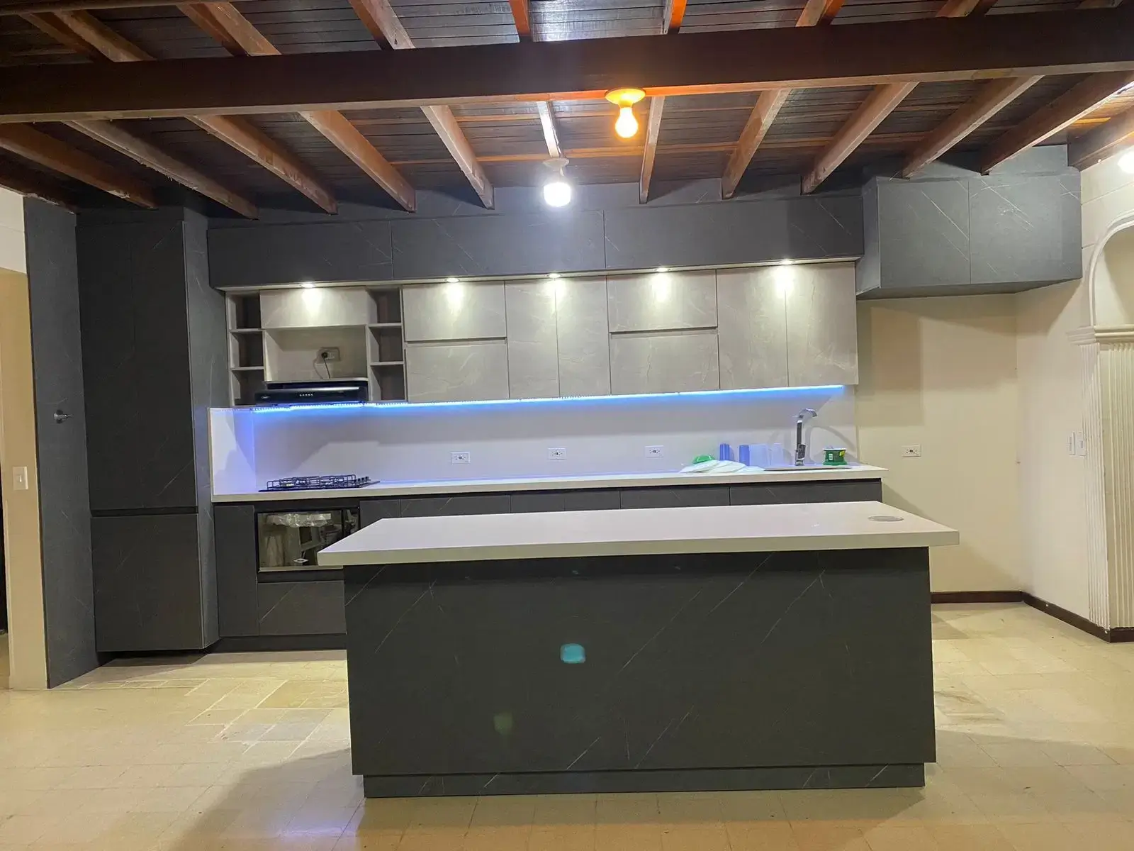 Cocina con isla central 6 - Comfort Design Medellín