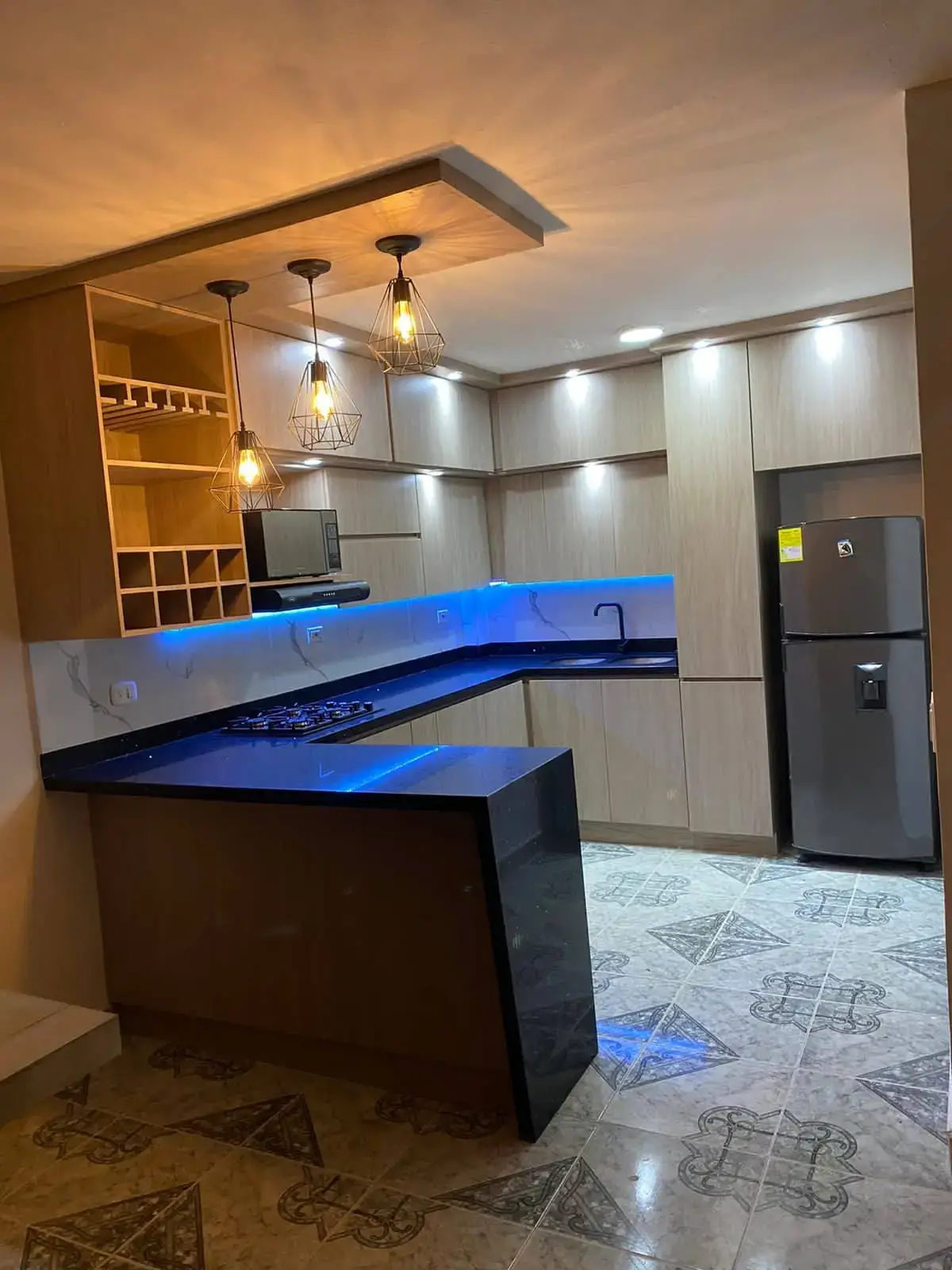 Cocina moderna en U con licorera - Imagen 2