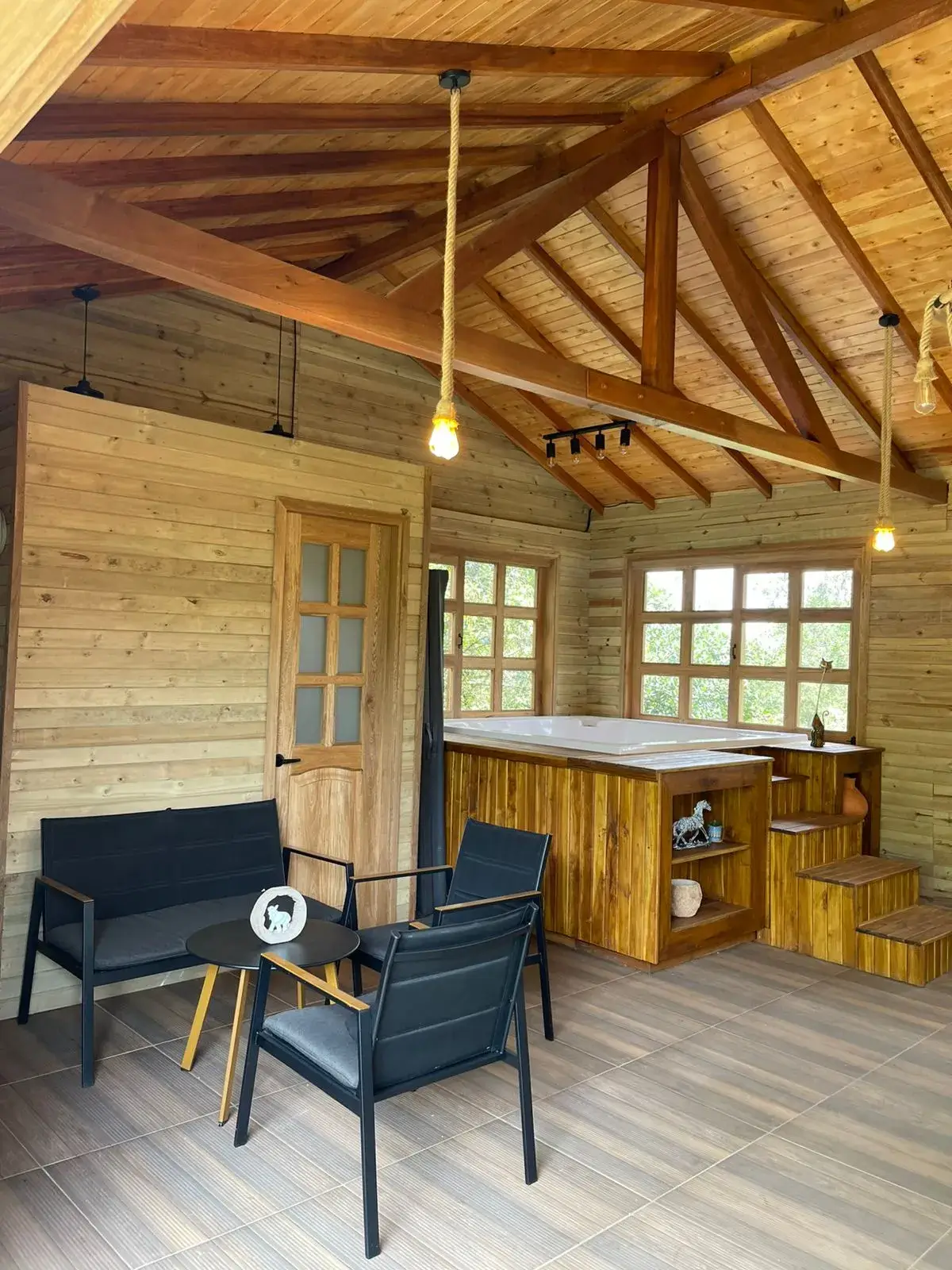 Cabaña en Madera a Medida en Guarne con Jacuzzi en Teka 9 - Comfort Design Medellín