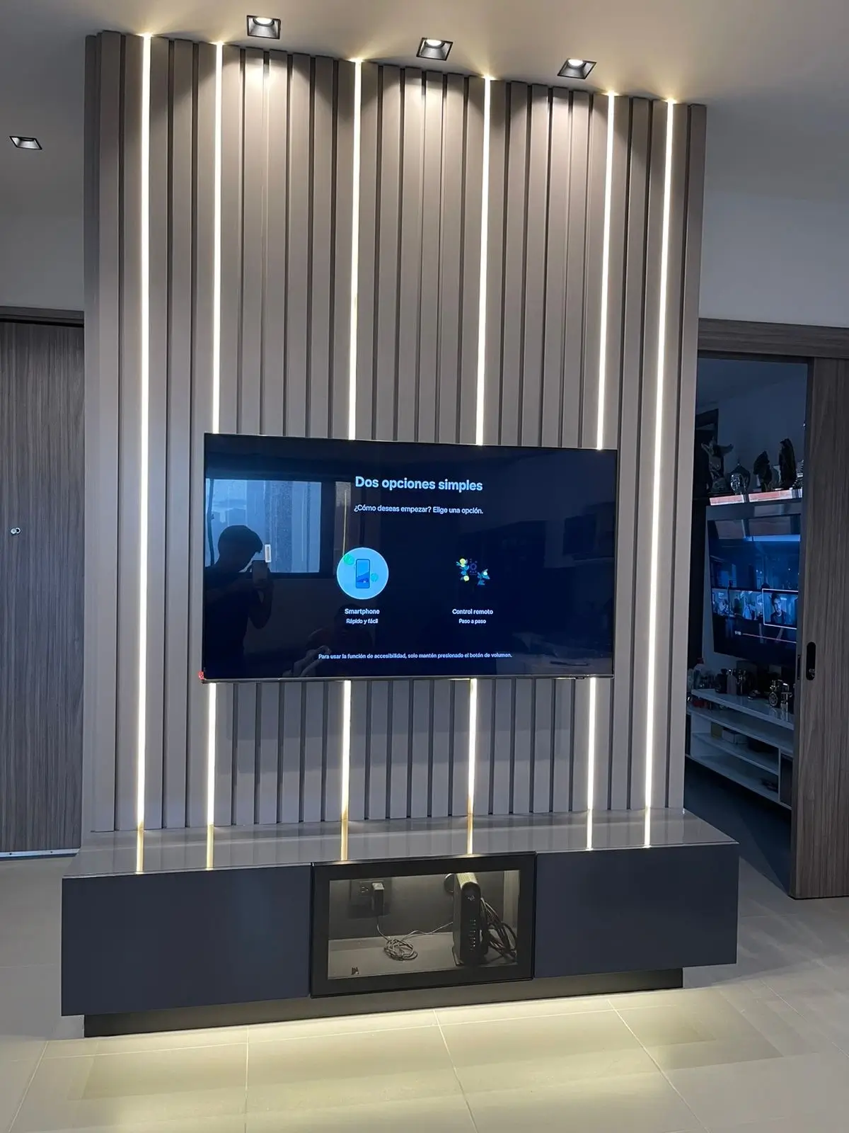 Centro de Entretenimiento de Lujo con Pared Alistonada en Taupe y Luz LED - Imagen principal