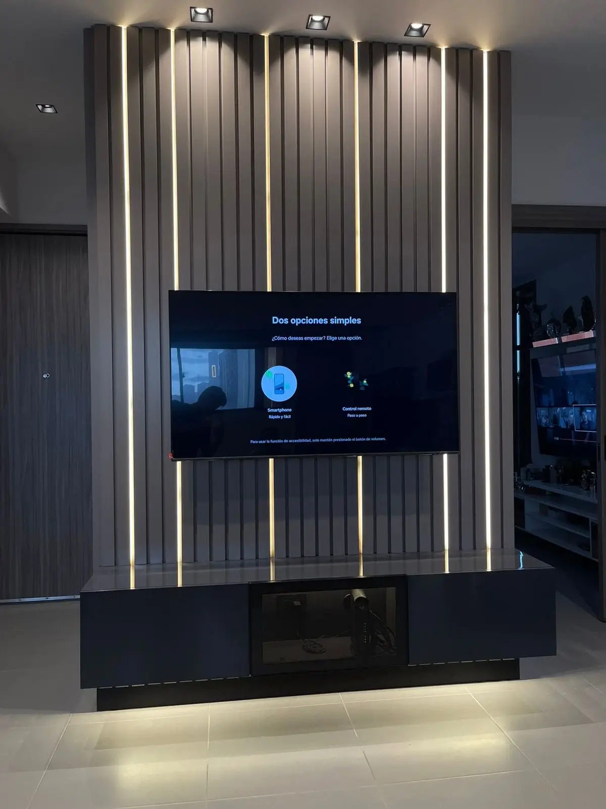 Centro de Entretenimiento de Lujo con Pared Alistonada en Taupe y Luz LED - Imagen 2