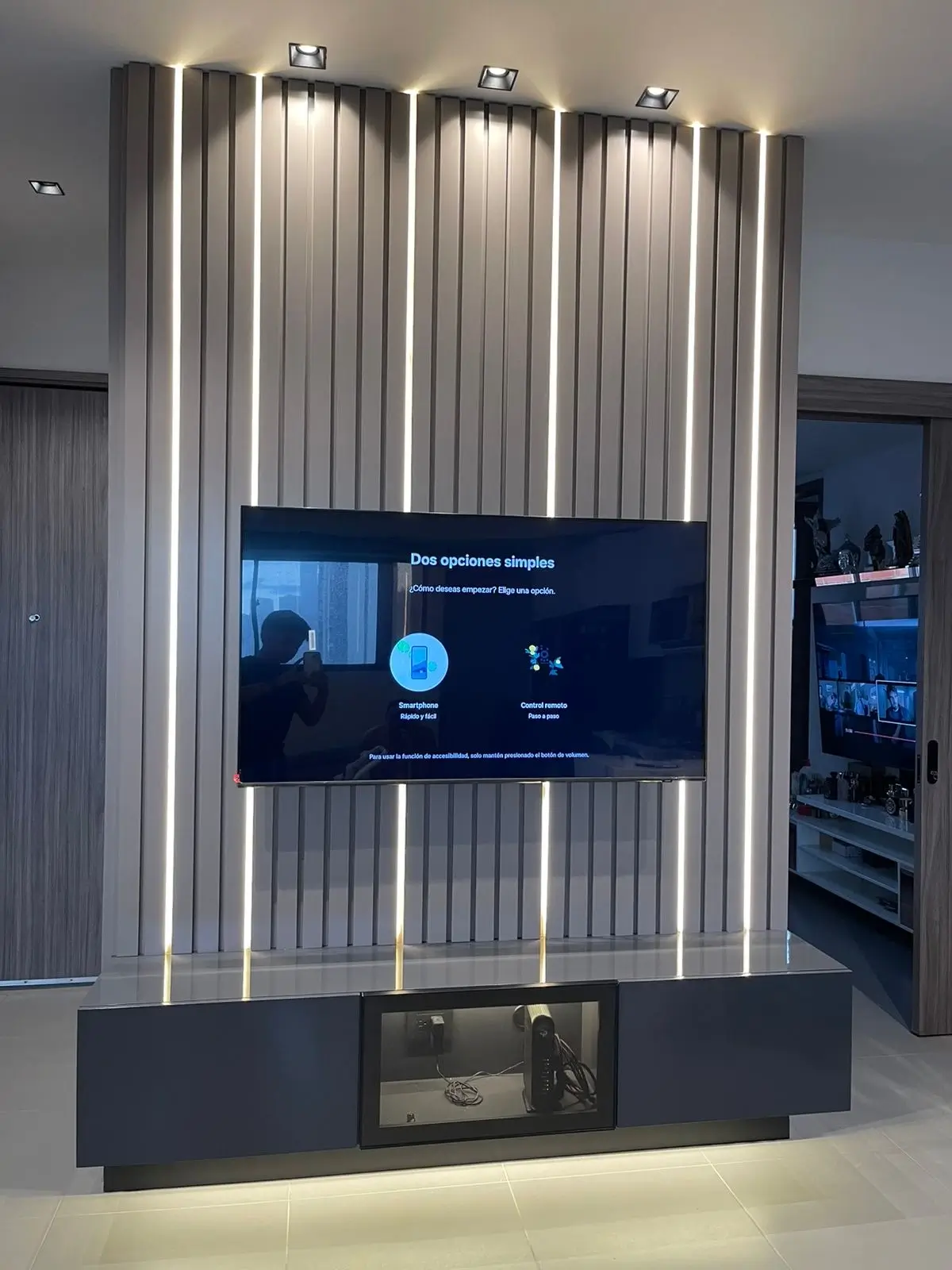 Centro de Entretenimiento de Lujo con Pared Alistonada en Taupe y Luz LED - Imagen 3