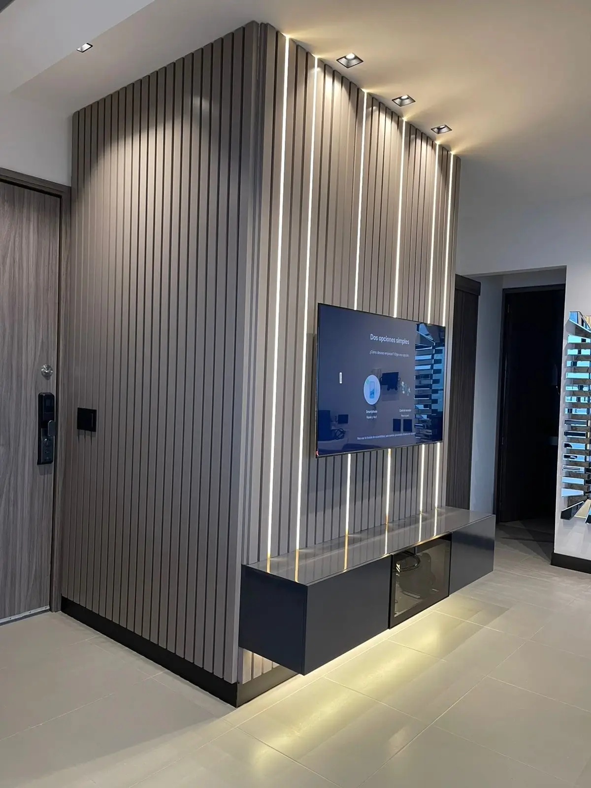 Centro de Entretenimiento de Lujo con Pared Alistonada en Taupe y Luz LED 5 - Comfort Design Medellín