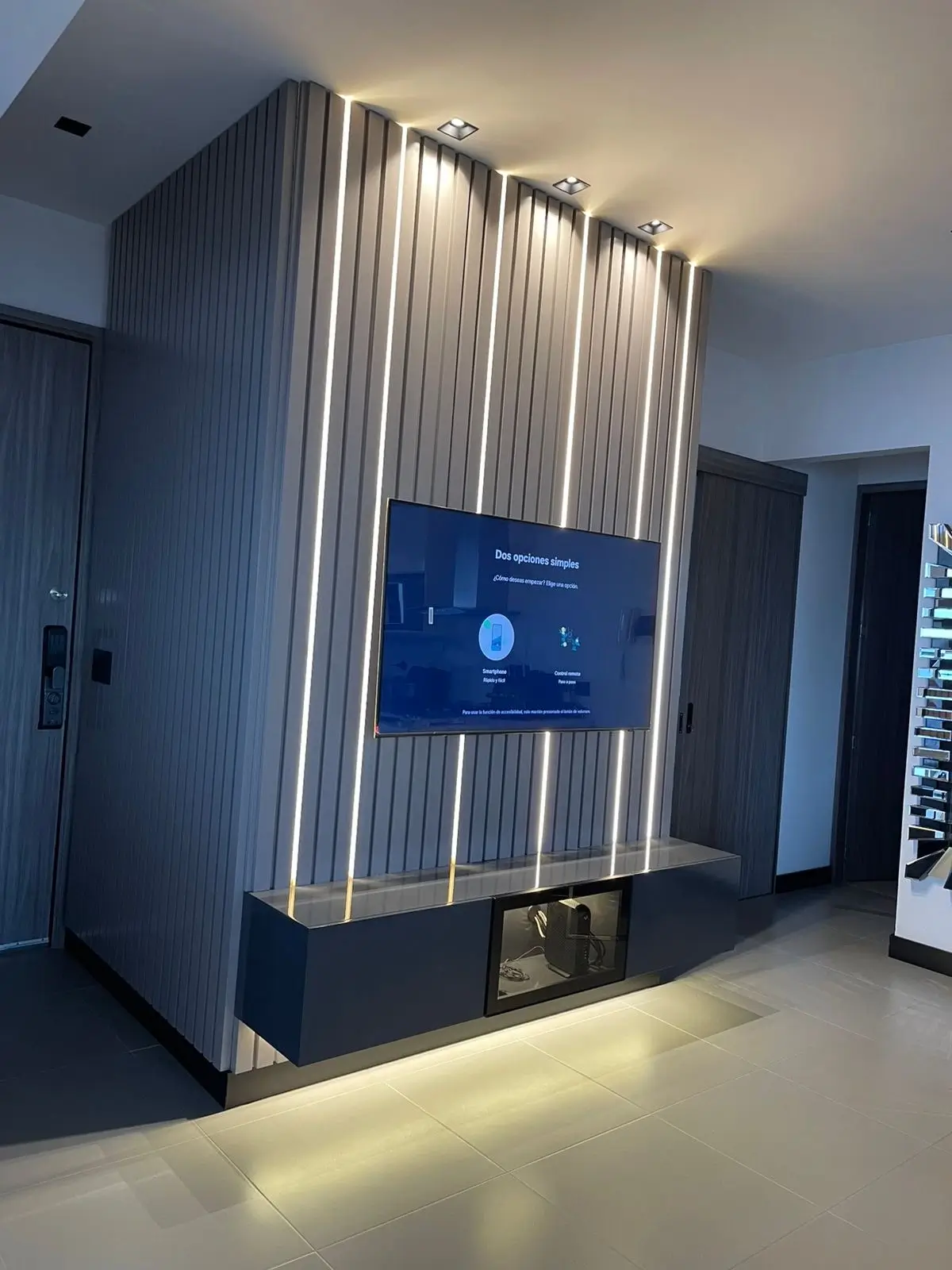 Centro de Entretenimiento de Lujo con Pared Alistonada en Taupe y Luz LED 6 - Comfort Design Medellín