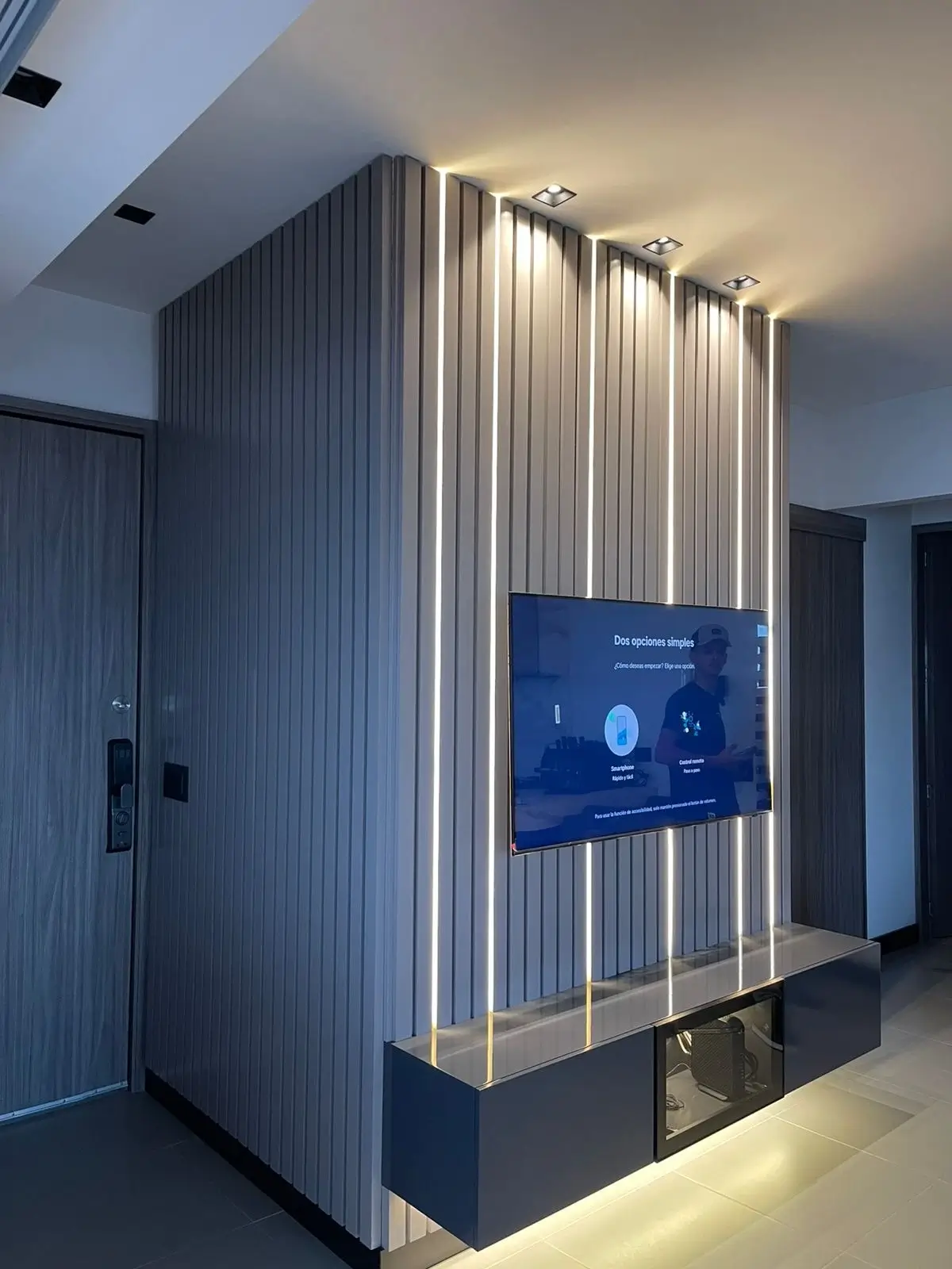 Centro de Entretenimiento de Lujo con Pared Alistonada en Taupe y Luz LED 7 - Comfort Design Medellín