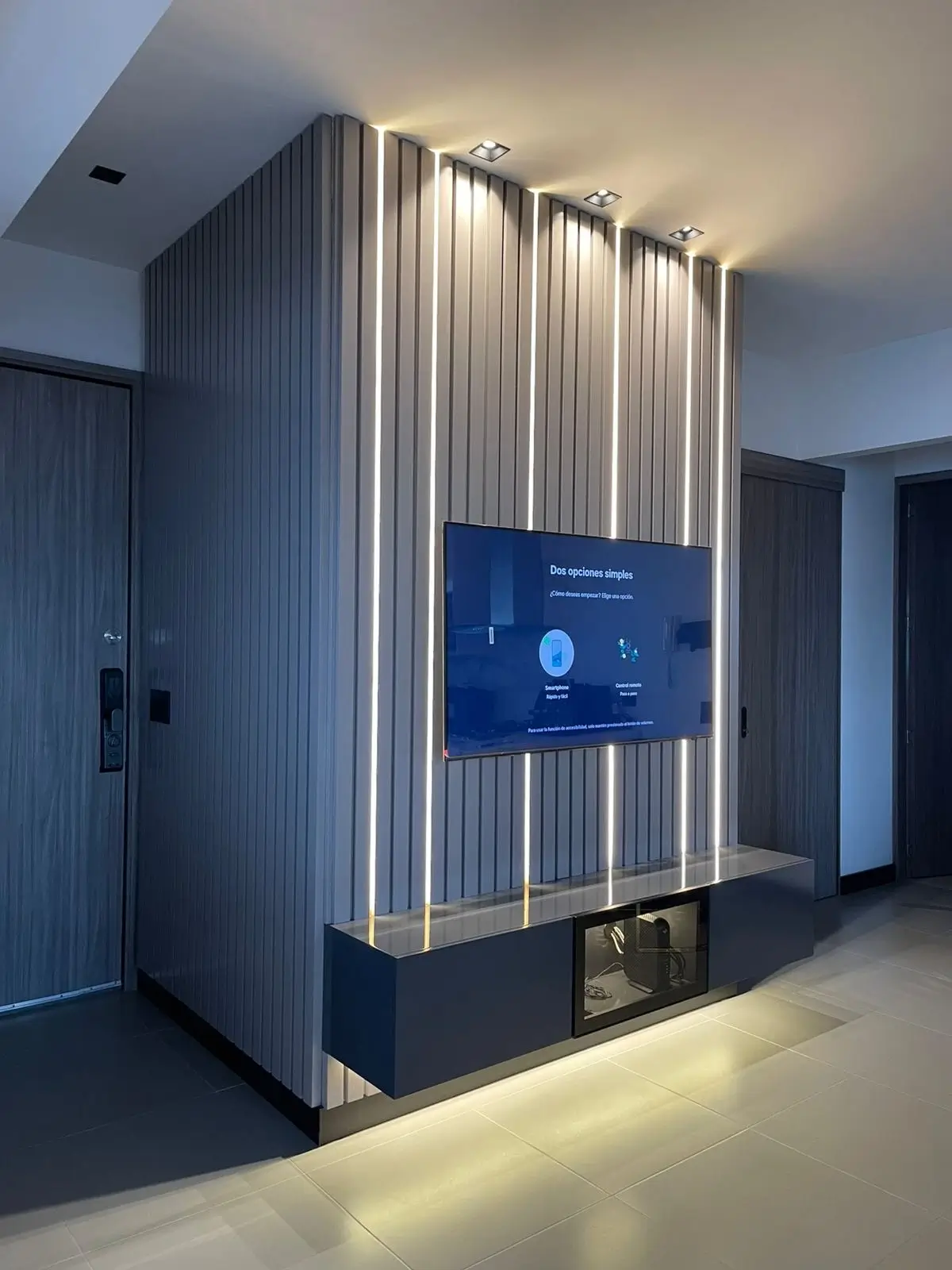 Centro de Entretenimiento de Lujo con Pared Alistonada en Taupe y Luz LED 9 - Comfort Design Medellín