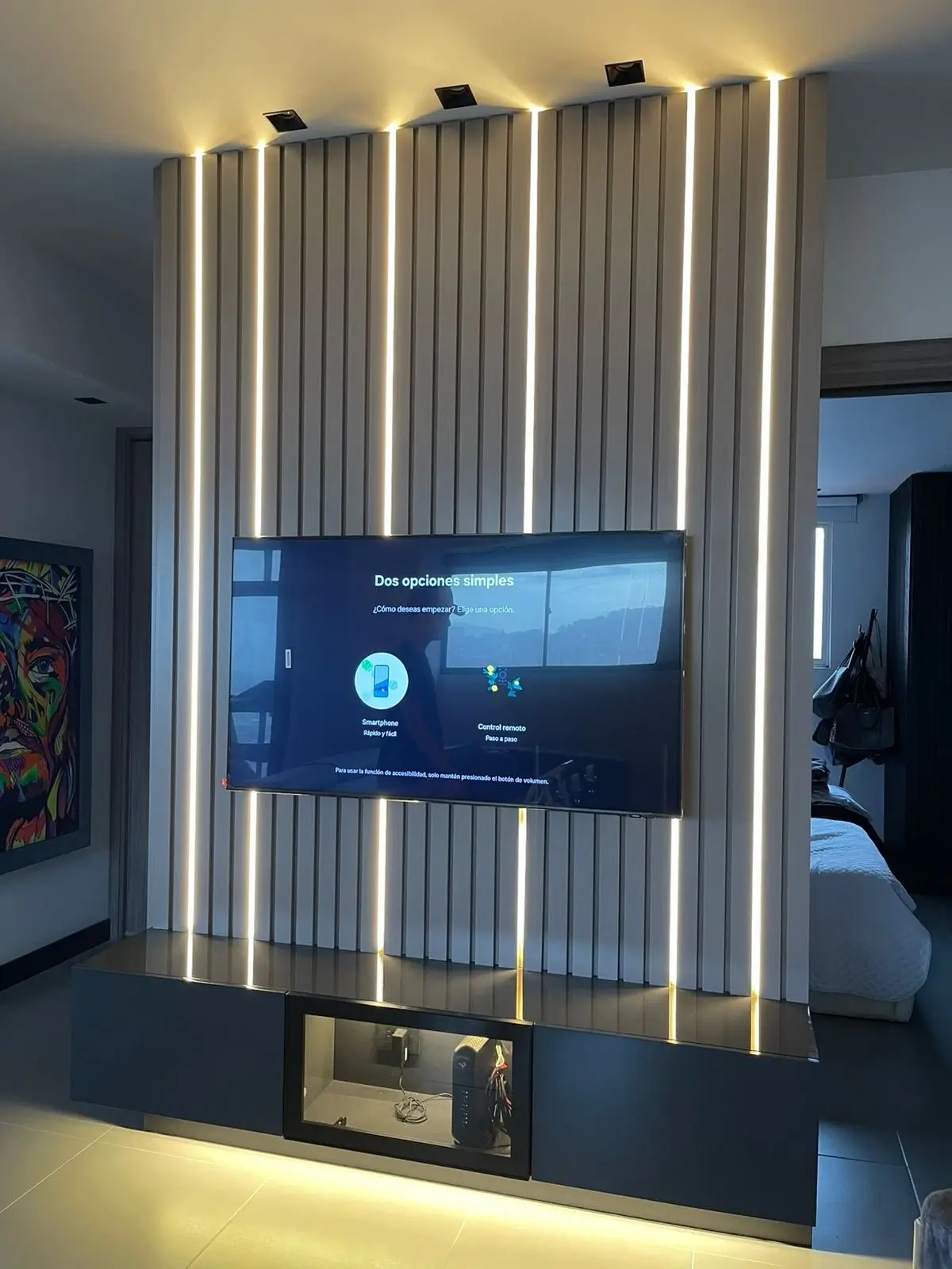 Centro de Entretenimiento de Lujo con Pared Alistonada en Taupe y Luz LED 10 - Comfort Design Medellín