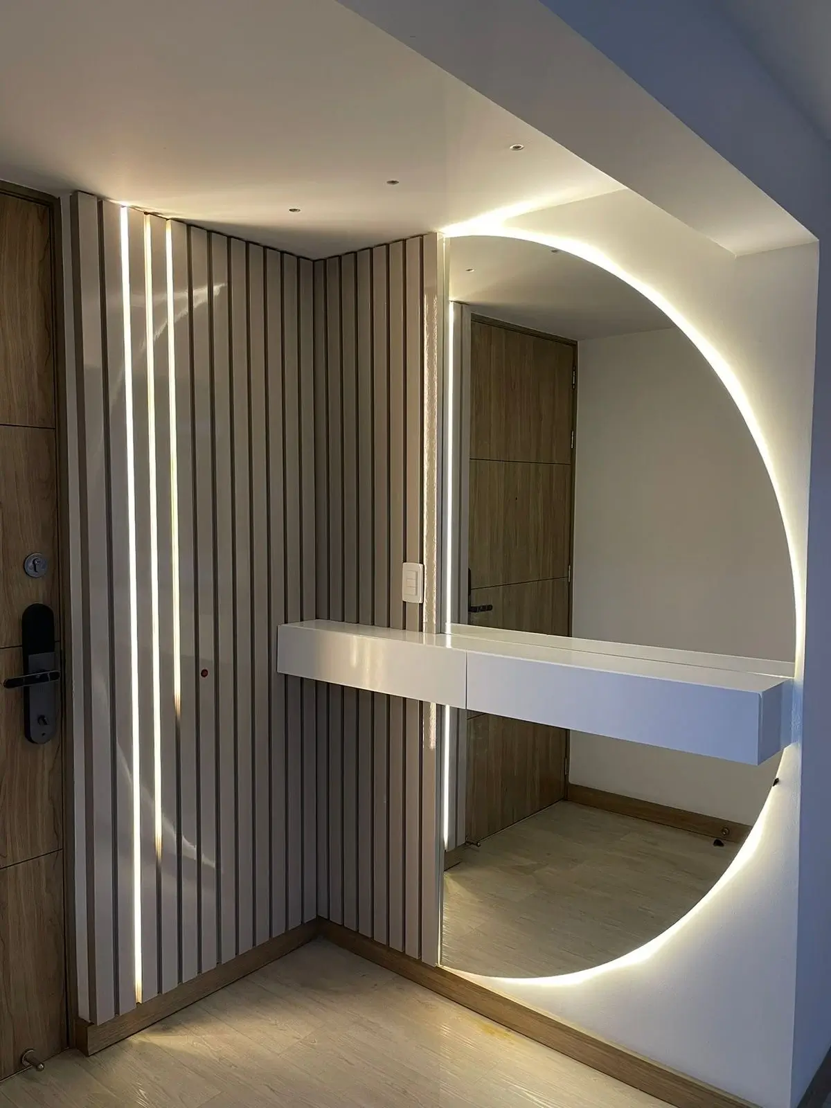 Recibidor Moderno en L con Pared Alistonada y Espejo Media Luna - Imagen principal