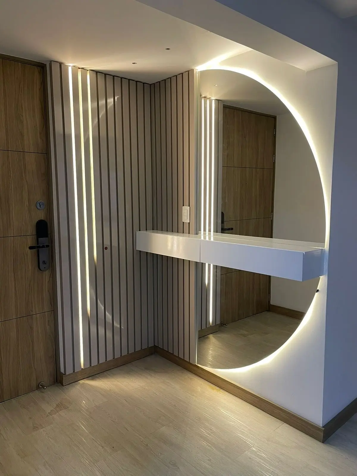 Recibidor Moderno en L con Pared Alistonada y Espejo Media Luna 2 - Comfort Design Medellín