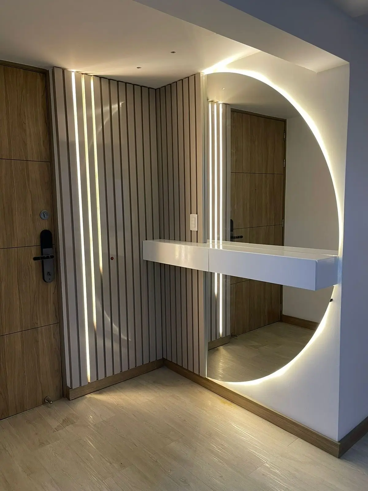 Recibidor Moderno en L con Pared Alistonada y Espejo Media Luna 3 - Comfort Design Medellín