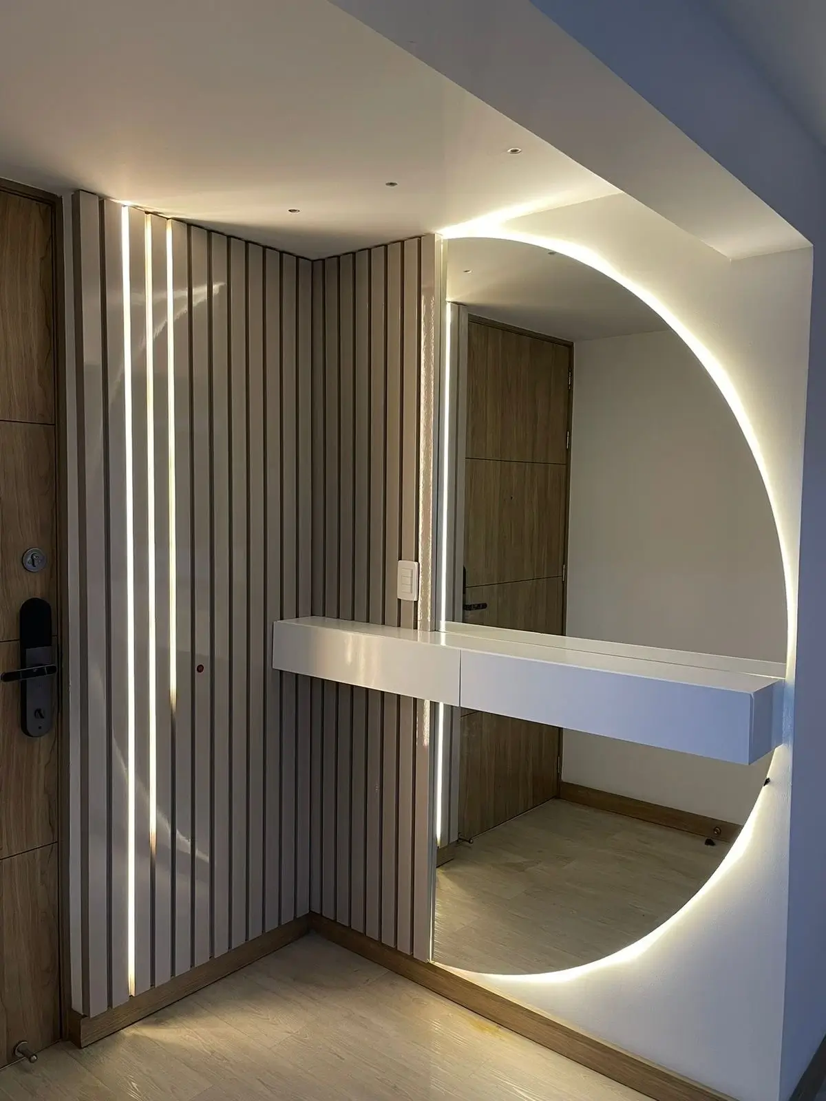 Recibidor Moderno en L con Pared Alistonada y Espejo Media Luna 5 - Comfort Design Medellín