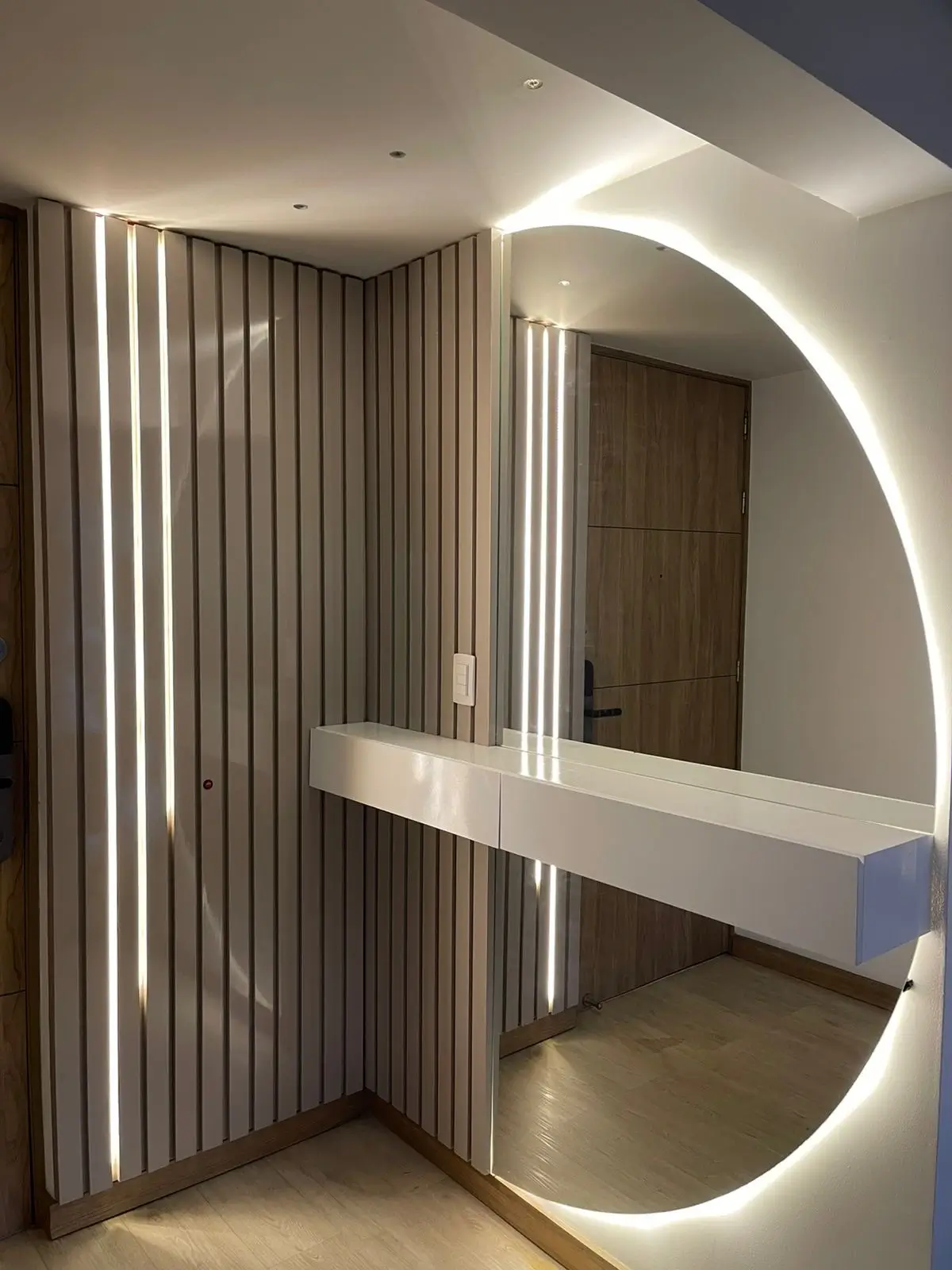 Recibidor Moderno en L con Pared Alistonada y Espejo Media Luna 7 - Comfort Design Medellín