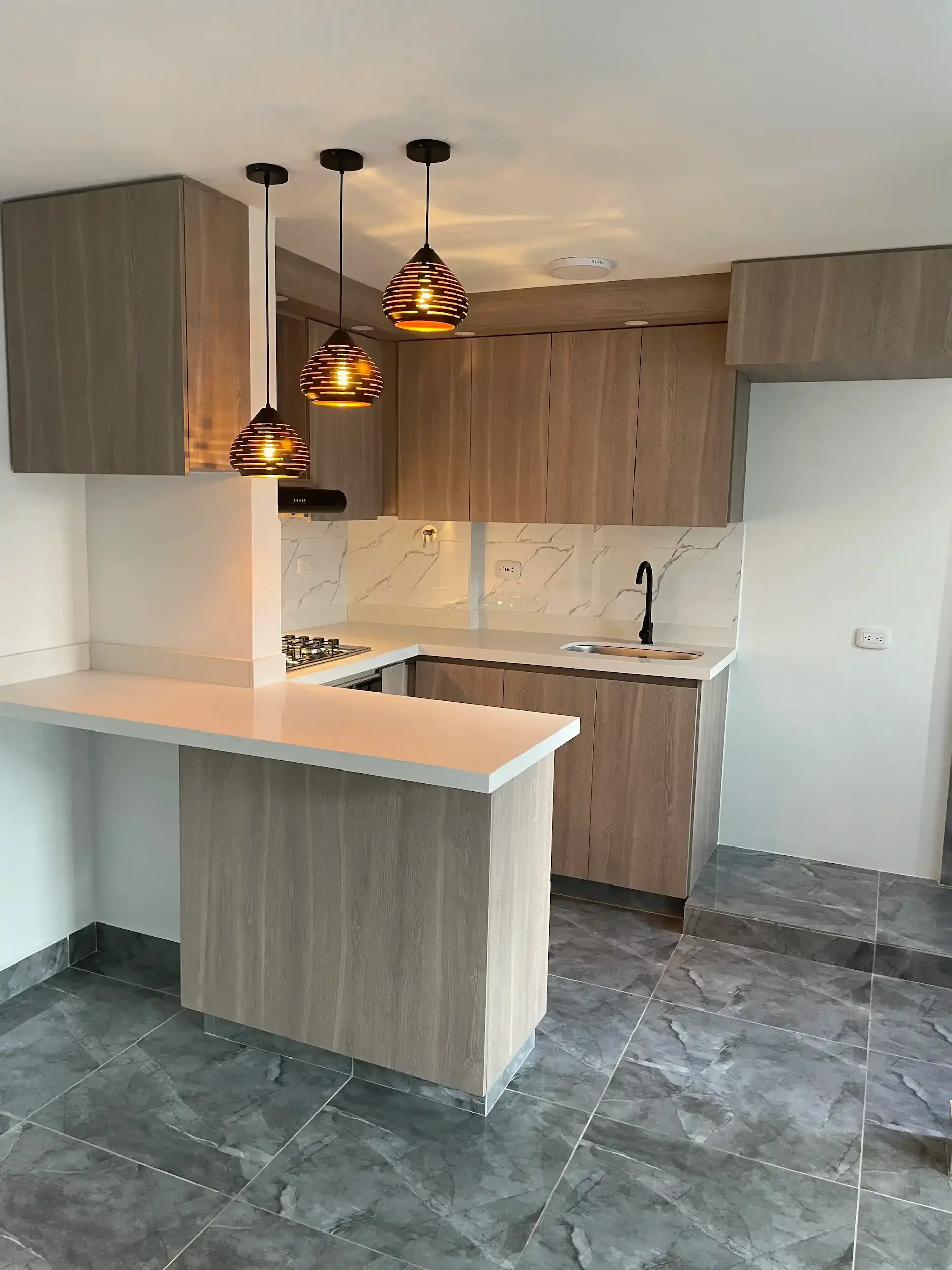 Cocina en U moderna y funcional