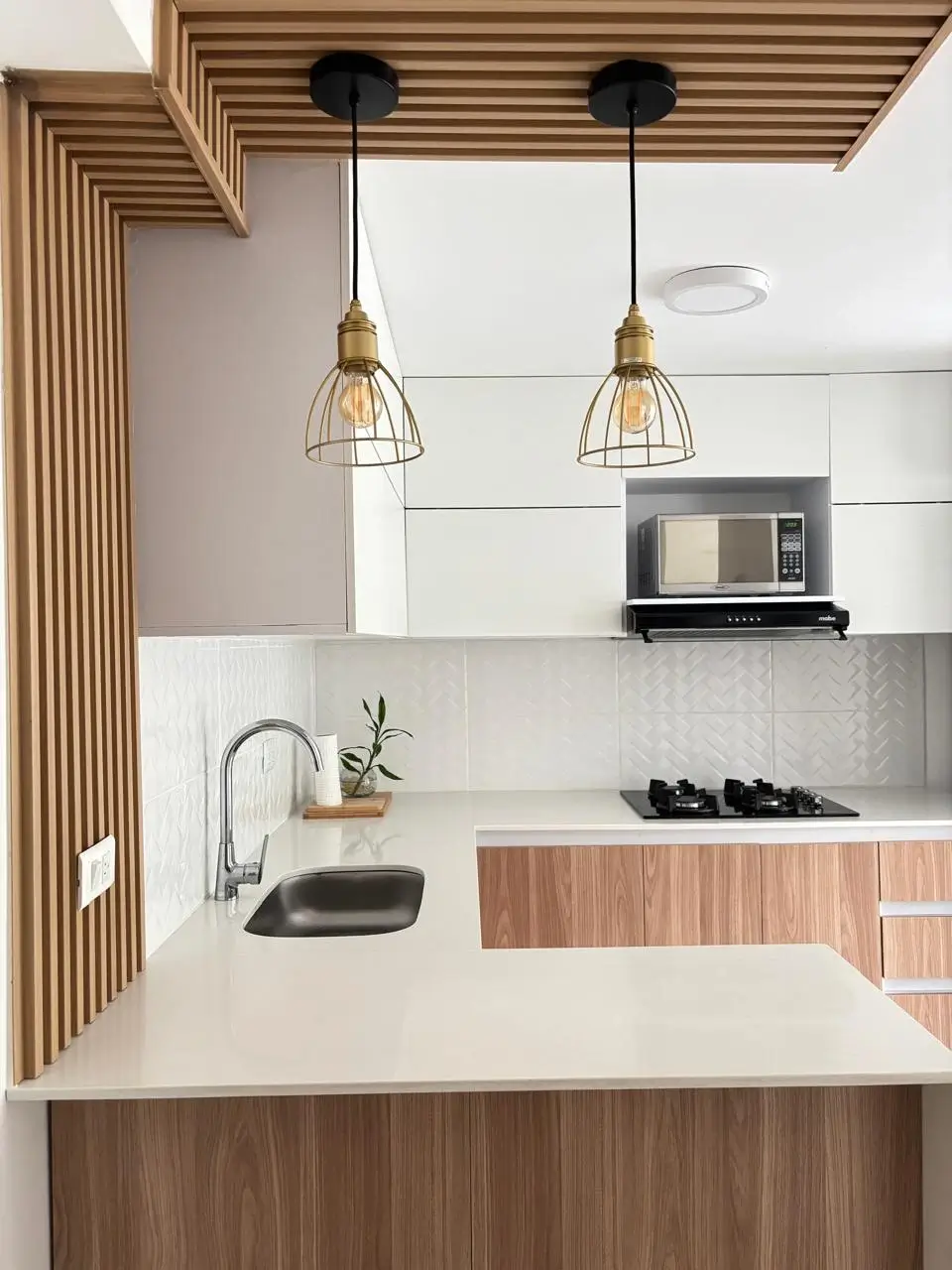 Diseño de cocina moderna en Riviera RH y blanco