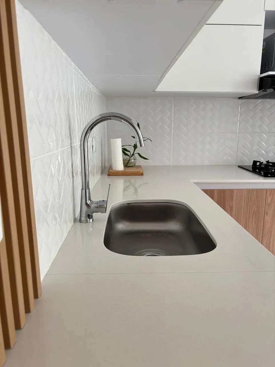 Diseño de cocina moderna en Riviera RH y blanco - Imagen 3
