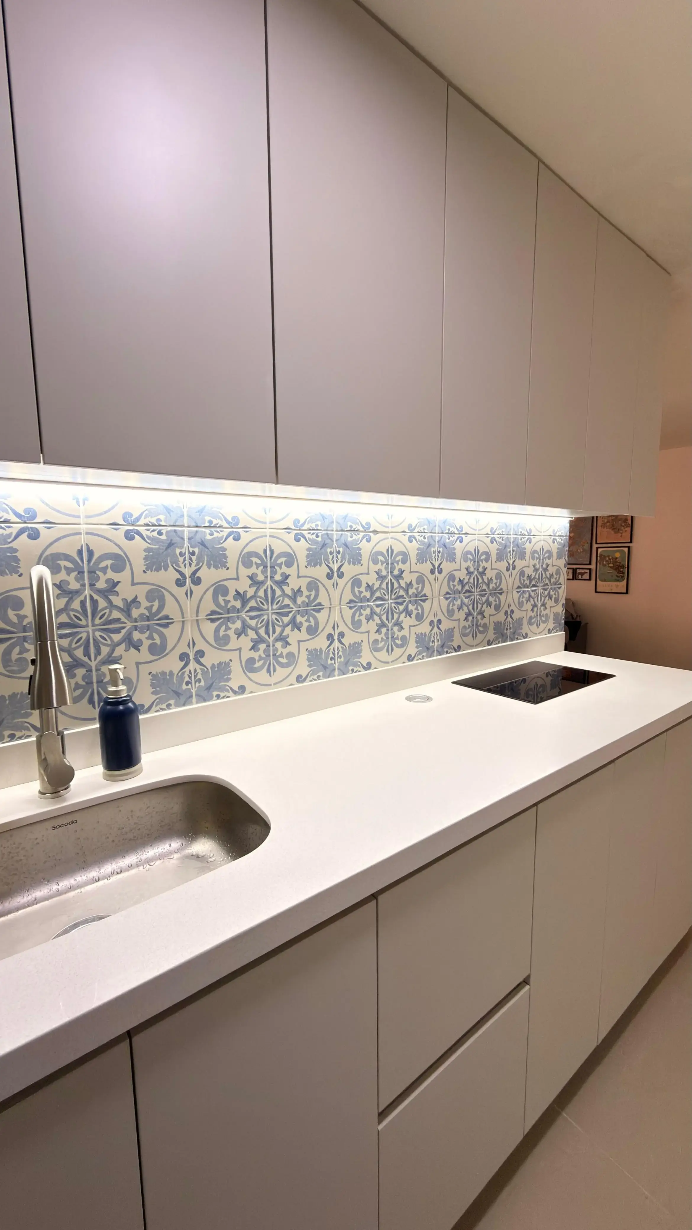 Remodelación de Cocina Lineal en Sabaneta — Matte Champagne y Azulejo Artesanal