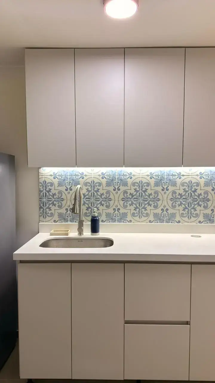Remodelación de Cocina Lineal en Sabaneta — Matte Champagne y Azulejo Artesanal - Imagen 2