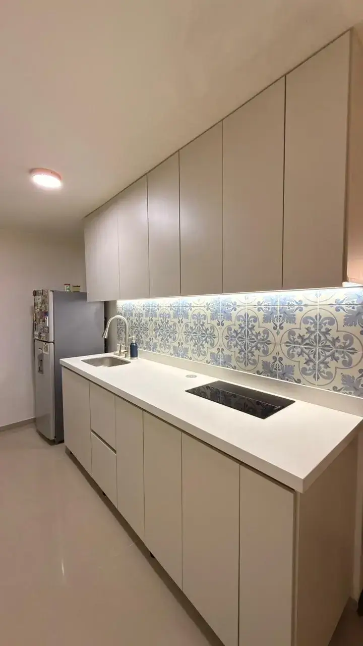 Remodelación de Cocina Lineal en Sabaneta — Matte Champagne y Azulejo Artesanal 3 - Comfort Design Medellín