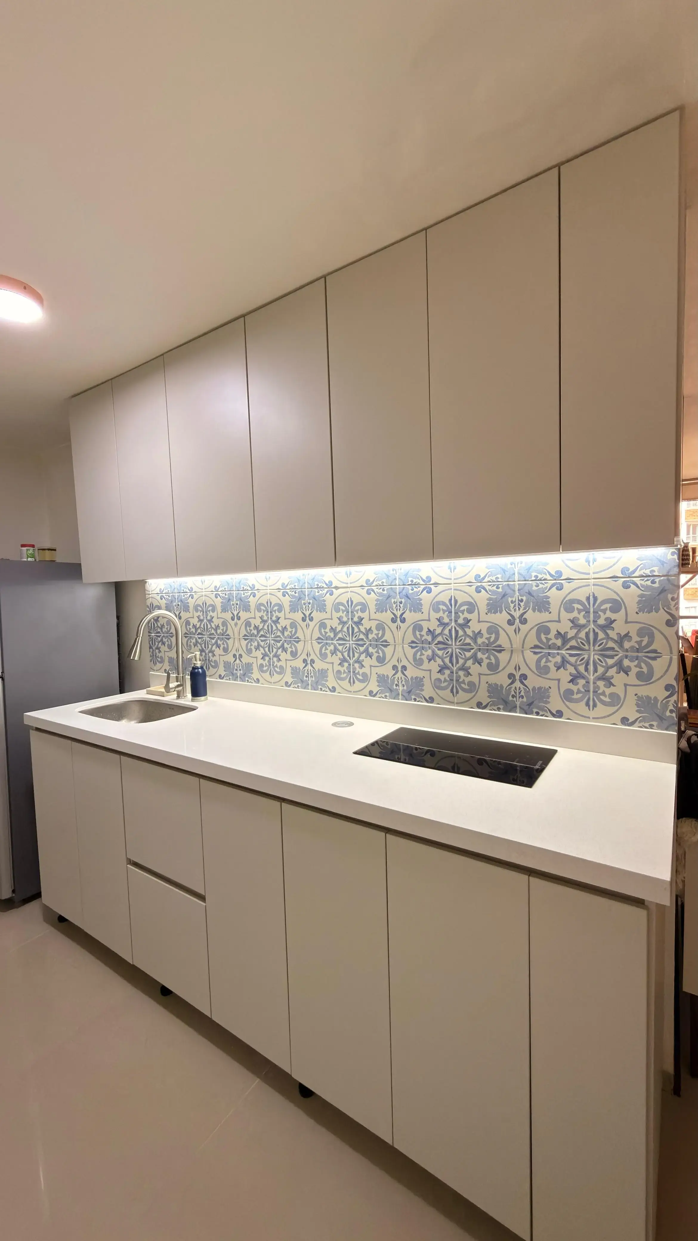 Remodelación de Cocina Lineal en Sabaneta — Matte Champagne y Azulejo Artesanal 4 - Comfort Design Medellín