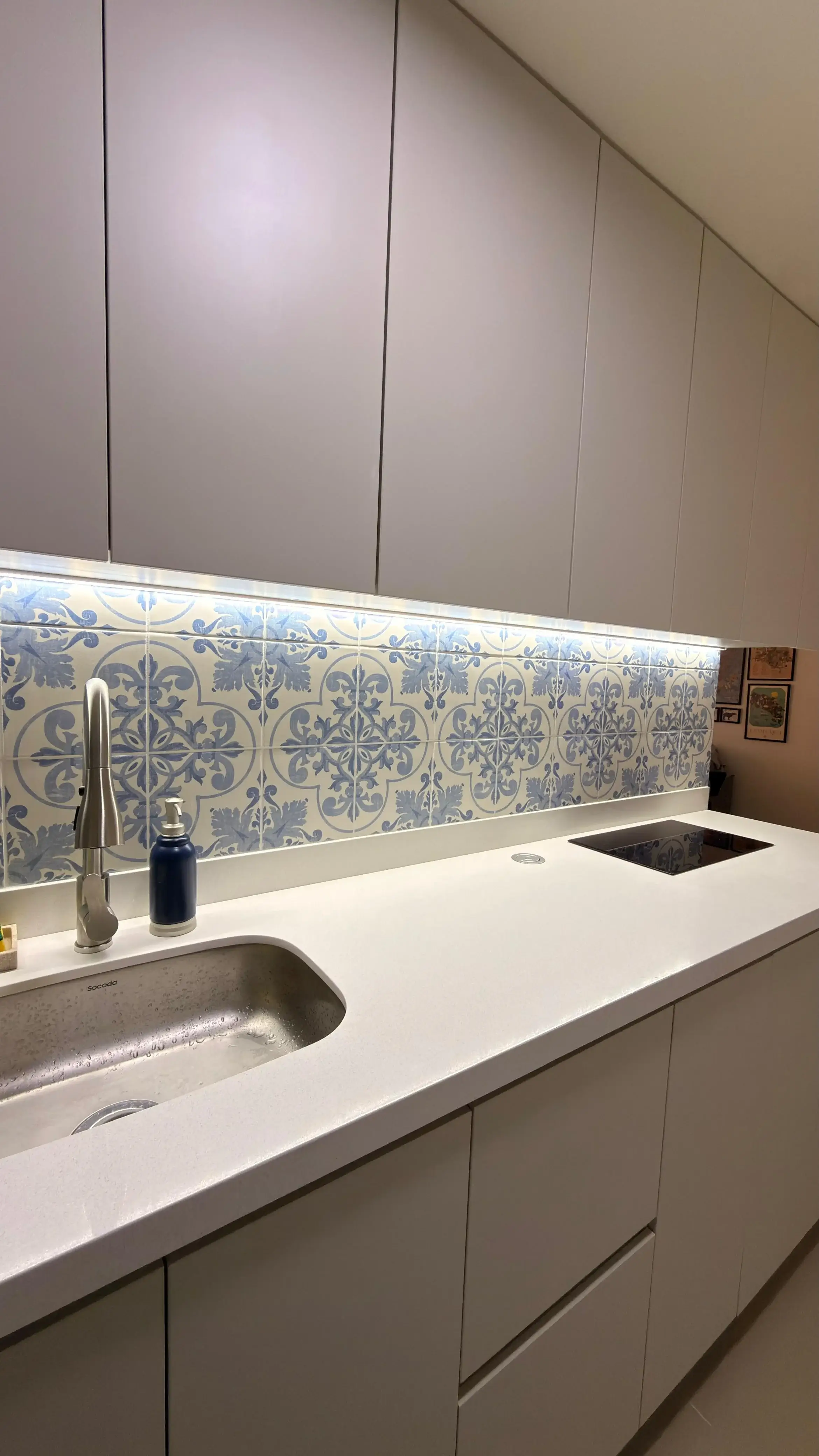 Remodelación de Cocina Lineal en Sabaneta — Matte Champagne y Azulejo Artesanal 5 - Comfort Design Medellín