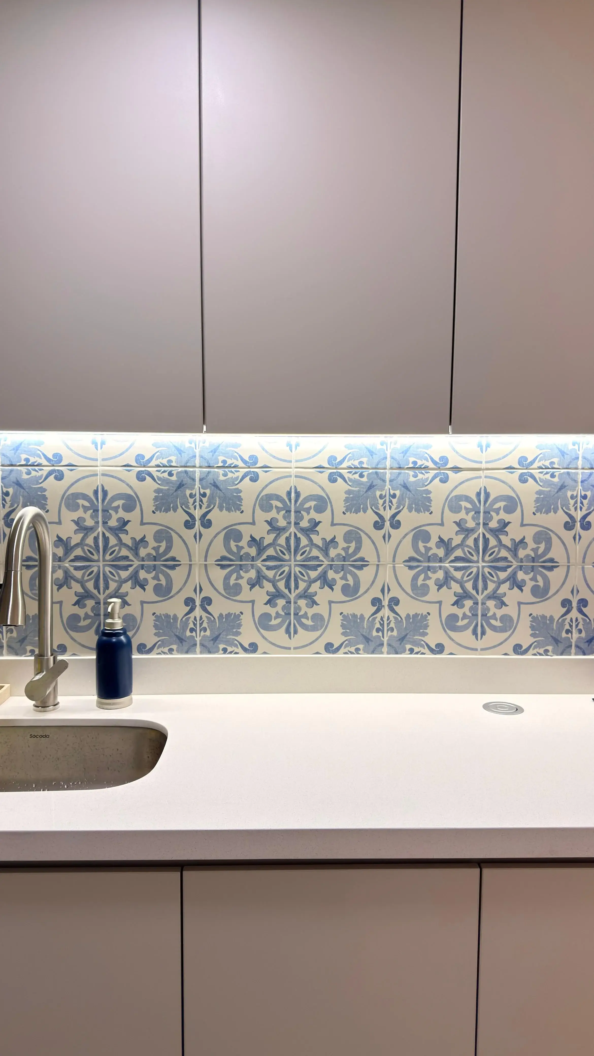 Remodelación de Cocina Lineal en Sabaneta — Matte Champagne y Azulejo Artesanal 6 - Comfort Design Medellín