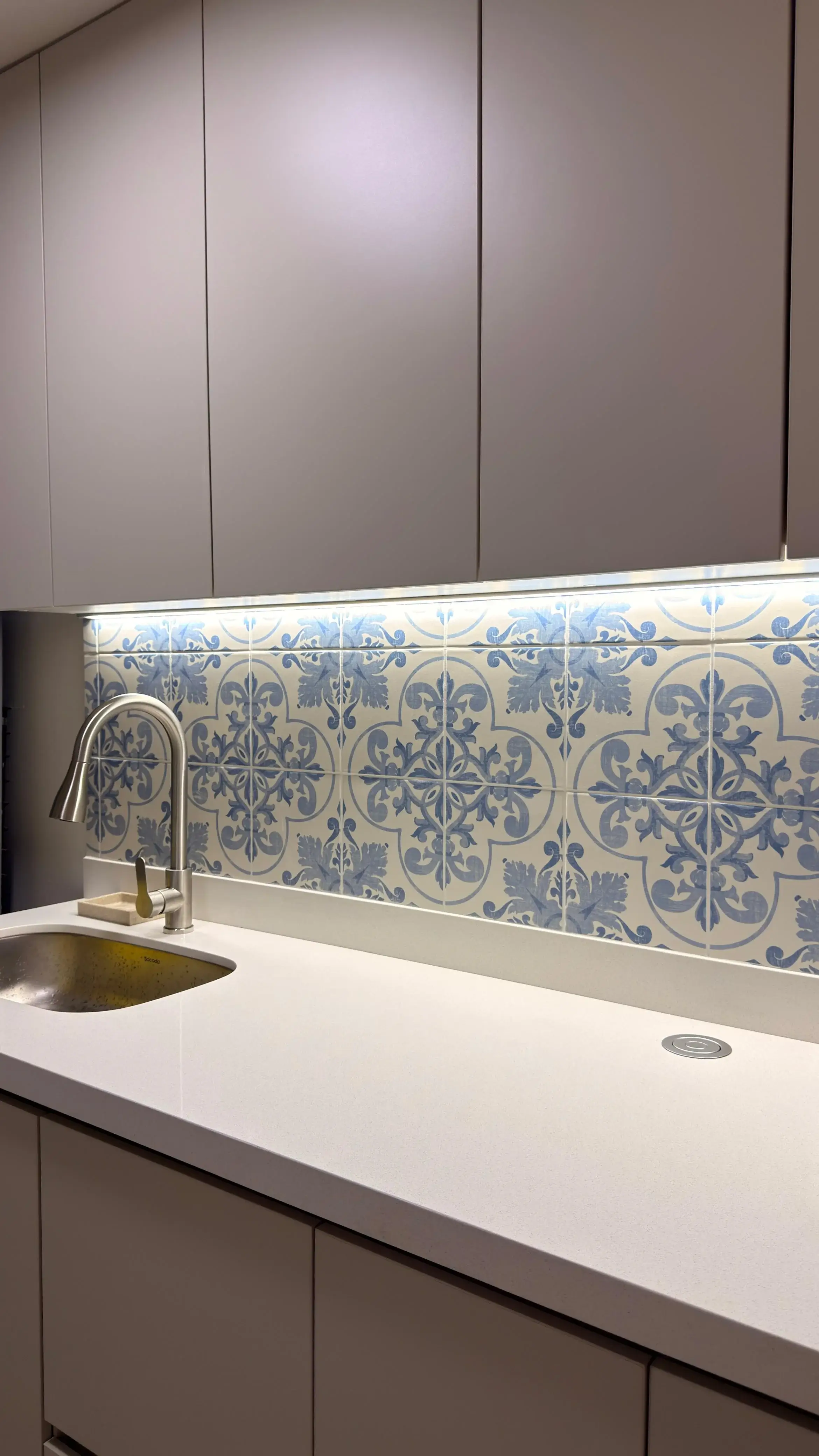 Remodelación de Cocina Lineal en Sabaneta — Matte Champagne y Azulejo Artesanal 7 - Comfort Design Medellín
