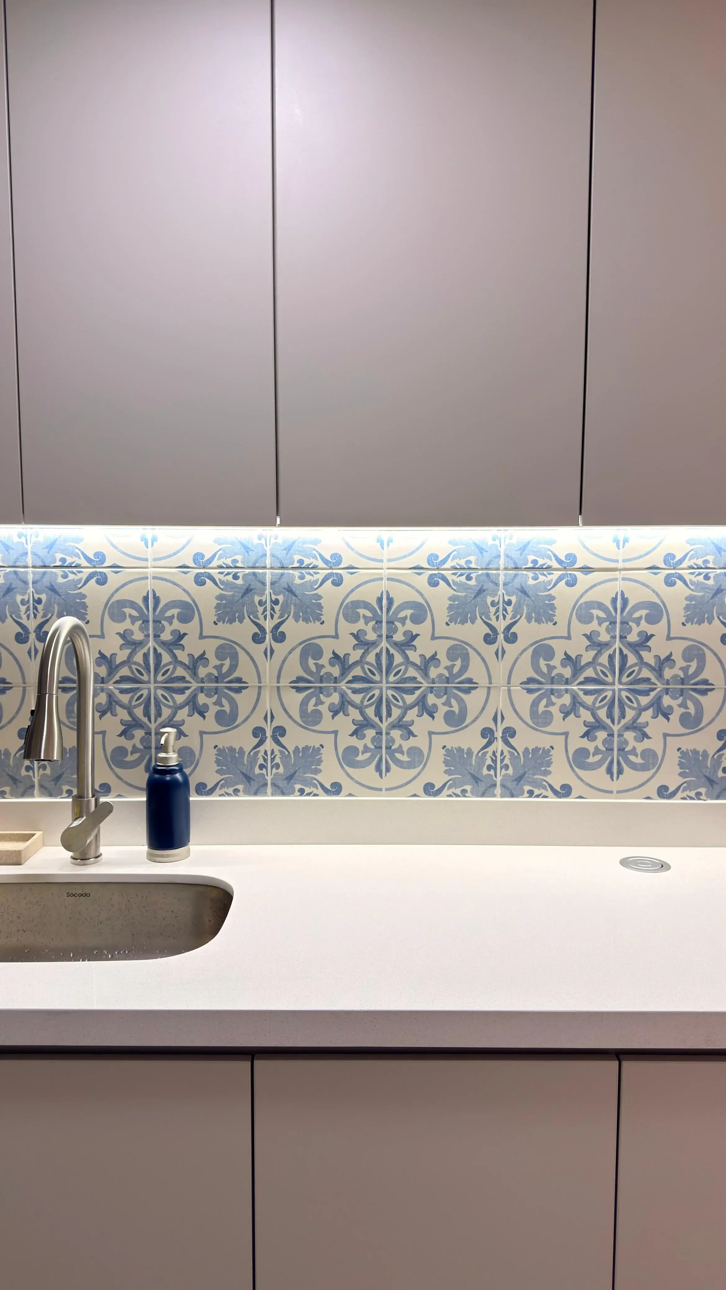 Remodelación de Cocina Lineal en Sabaneta — Matte Champagne y Azulejo Artesanal 8 - Comfort Design Medellín