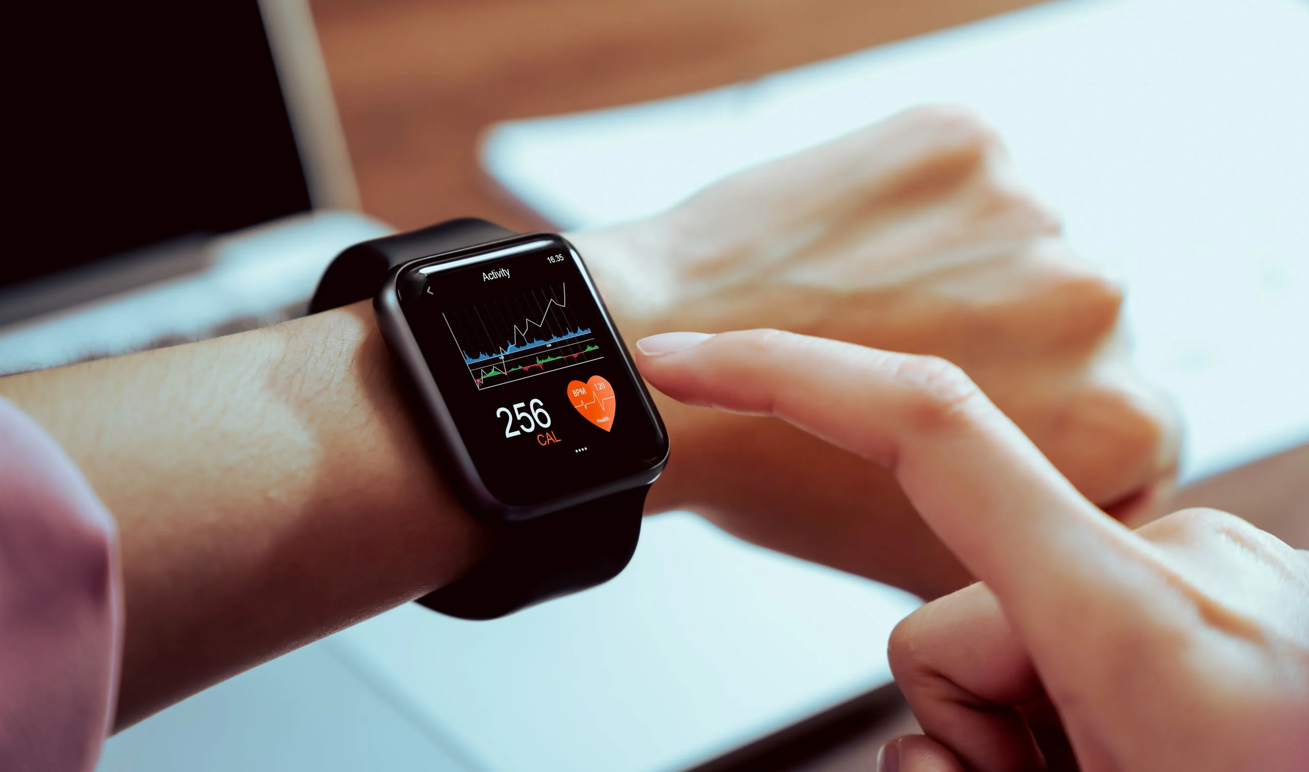 Além dos Smartphones: Os Wearables Mais Inovadores de 2025 e Como Eles Mudam Nosso Dia a Dia