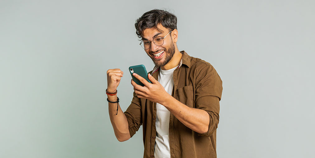 A background actor looking at his phone after being booked by Central Casting