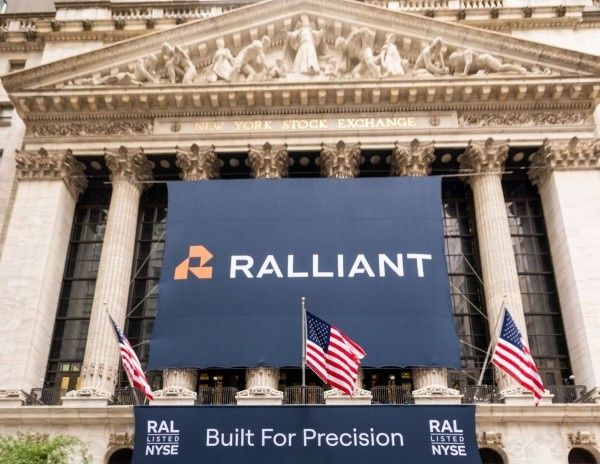 Pancarta de Ralliant Construido para la Precisión en la Bolsa de Valores de Nueva York durante la cotización de la empresa