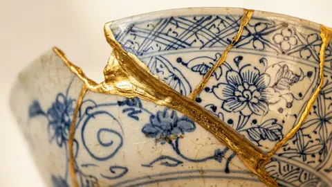 Cuenco Kintsugi con reparación en oro en sus grietas, representando los intentos de reparación de relaciones de Gottman, estrategias de comunicación para parejas y la sanación tras una discusión.