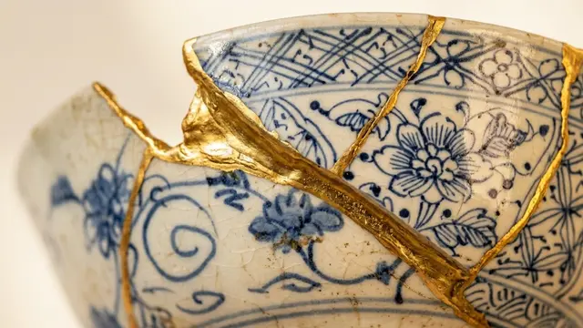 Kintsugi bowl with gold repair along its cracks, representing Gottman relationship repair attempts, couples communication strategies, and healing after a relationship fight.