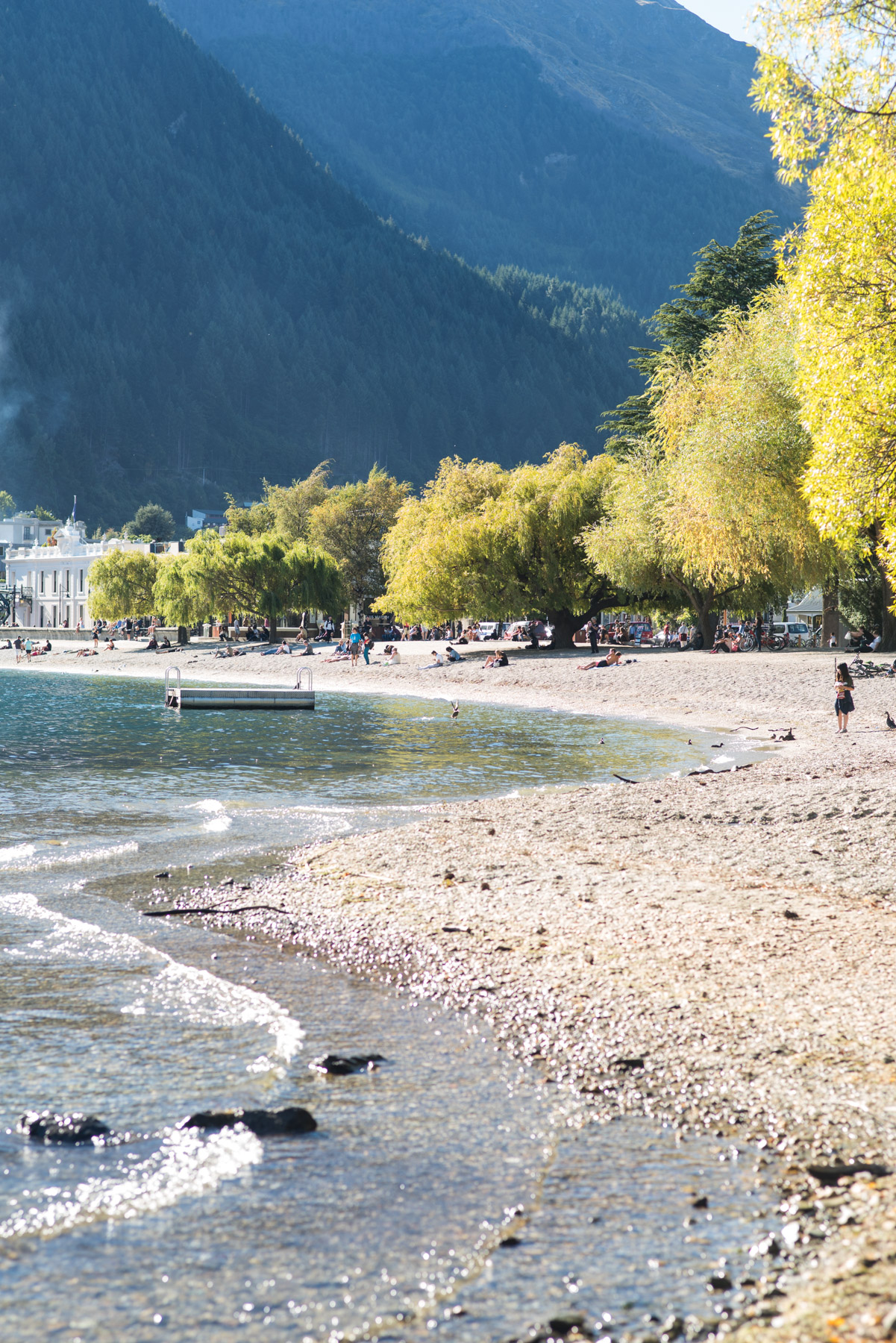 Queenstown is a resort town for all seasons. When the weather is warm, people flock to the beaches of Lake Wakatipu.