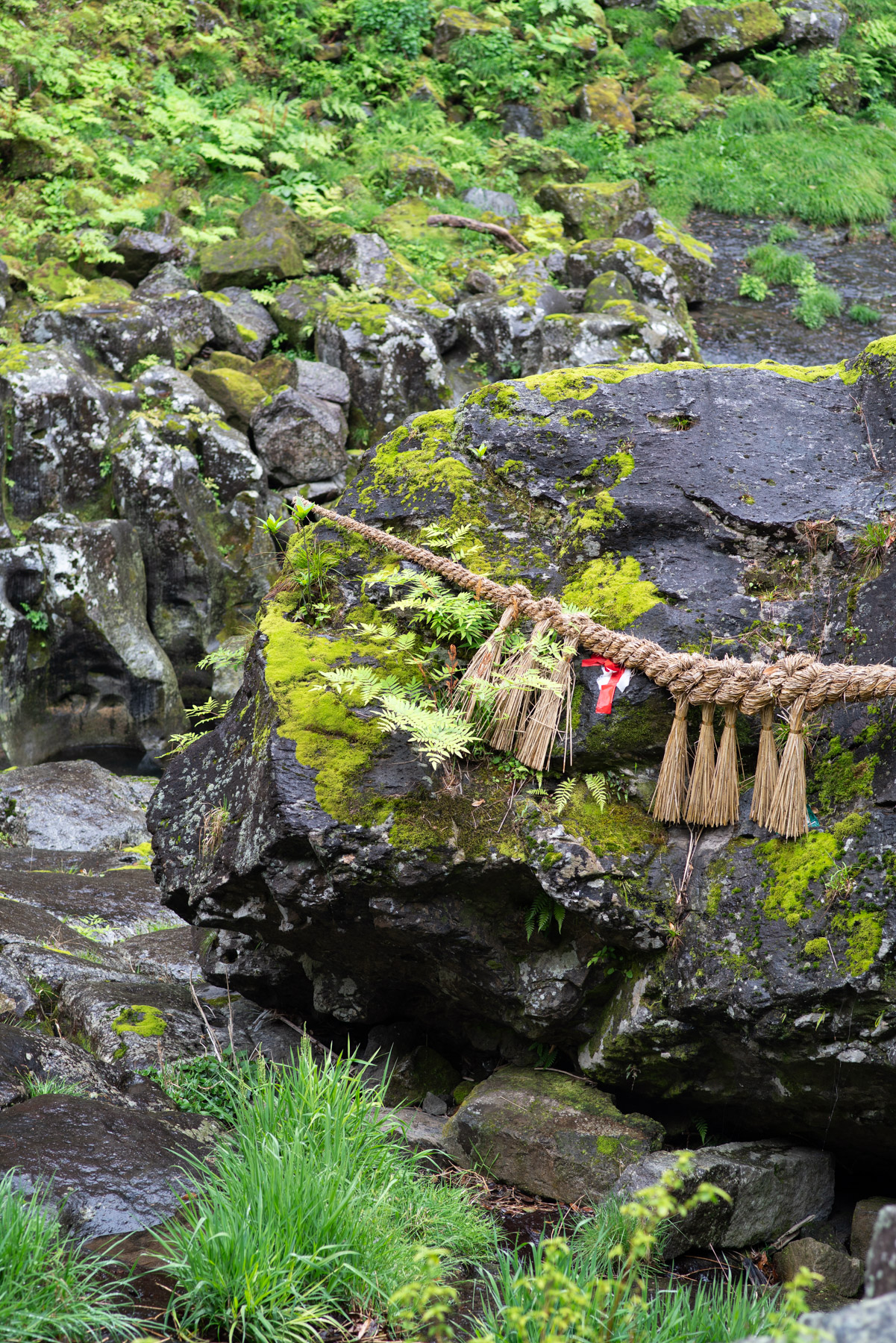This gigantic rock is called Kihachi-no-Chikaraishi. Legend has it, a demon threw it to showcase its strength.