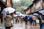 Even though it was running at Higashi Chaya, there were still plenty of people out and about. The rain also added some nice dark tones to the traditional houses.